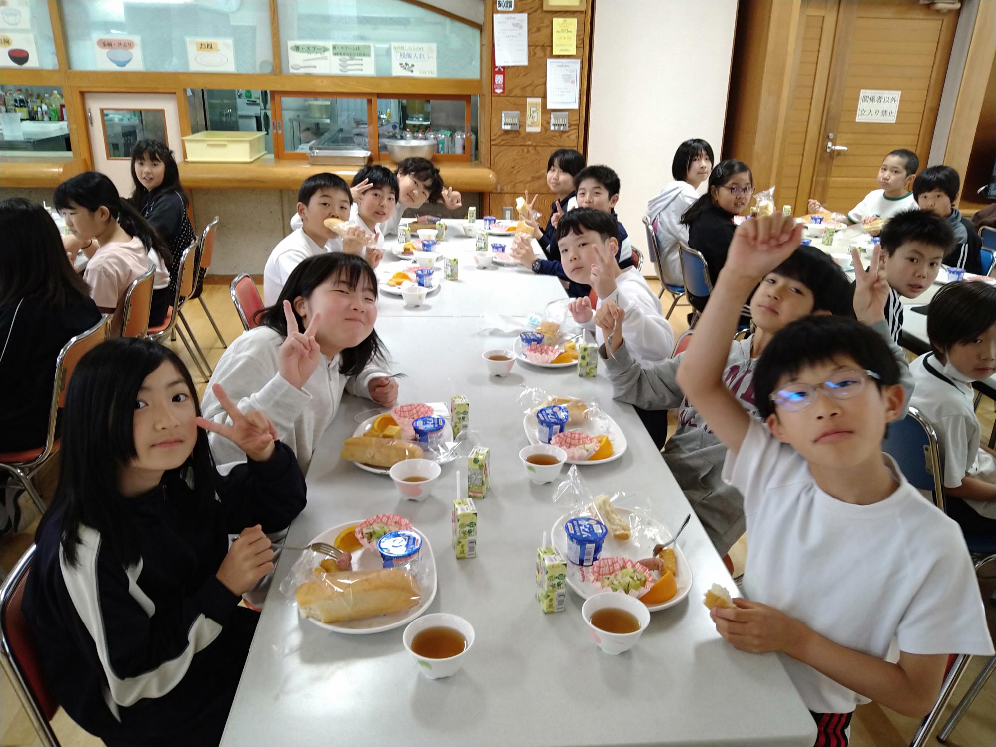 朝食の様子