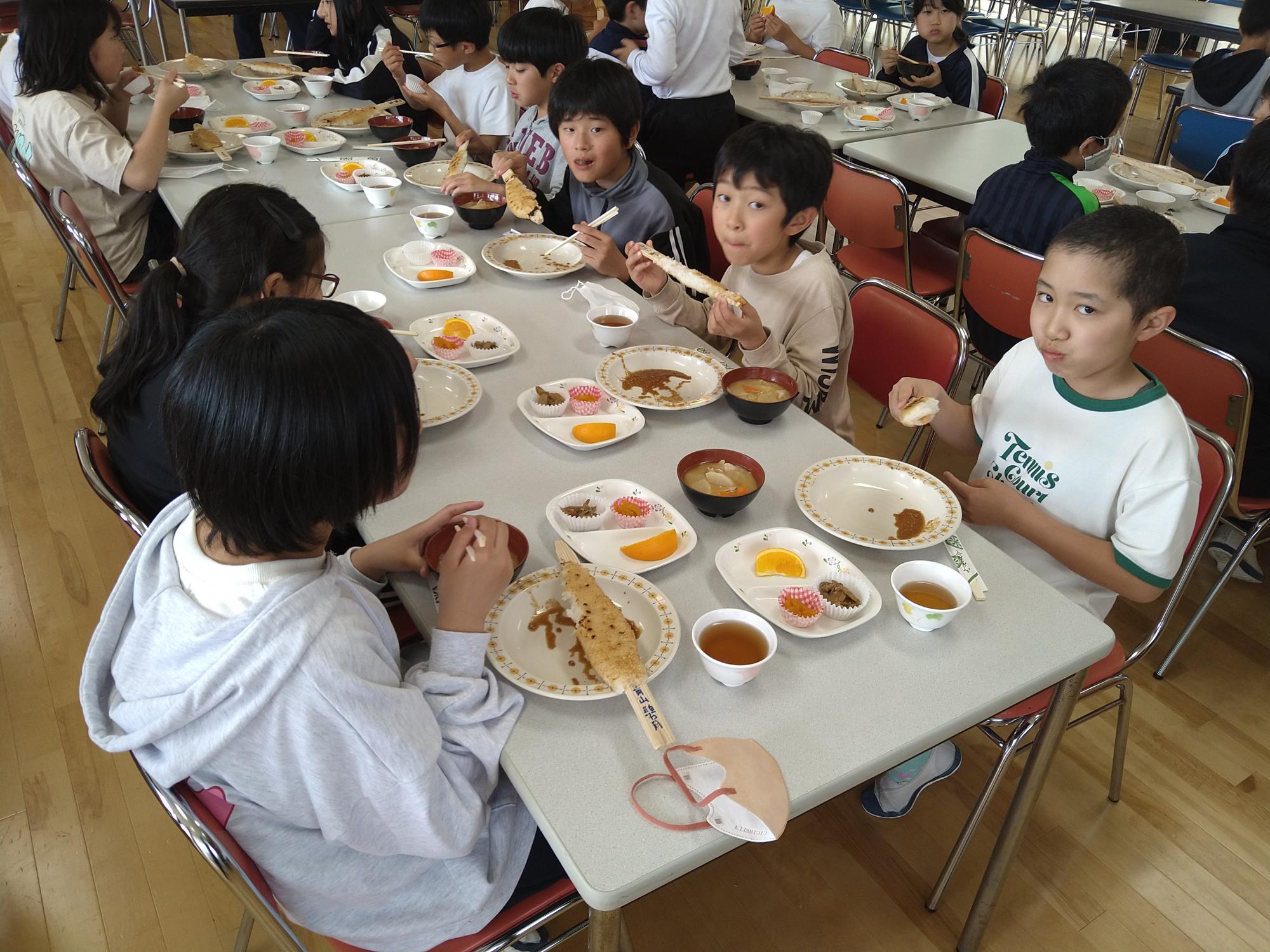 五平餅を食べる子ども