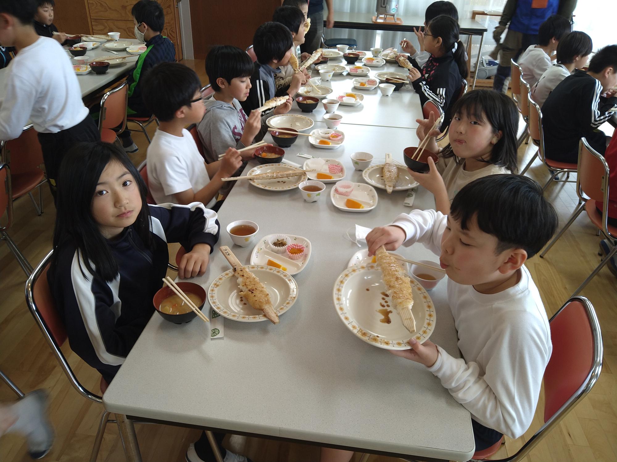 五平餅を食べる子