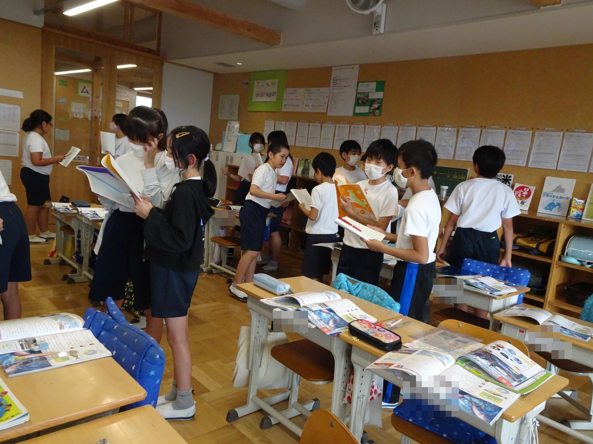 意見交流する子ども