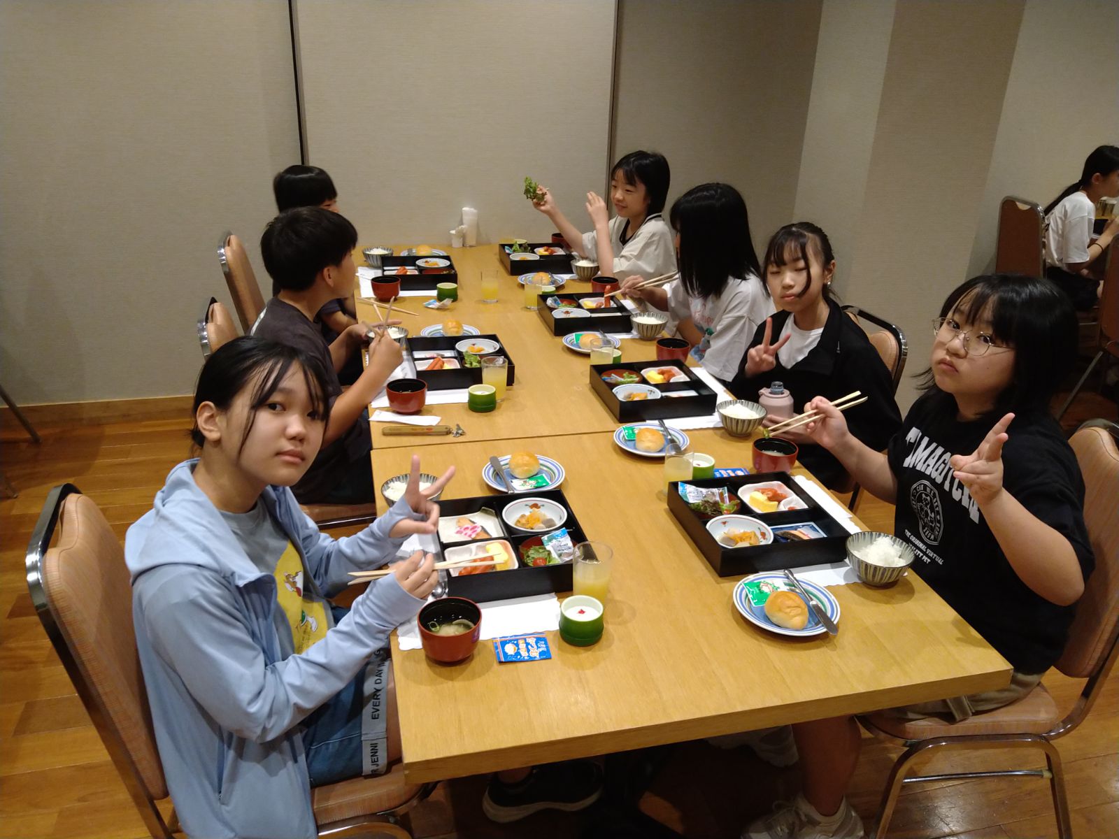 朝食中の児童