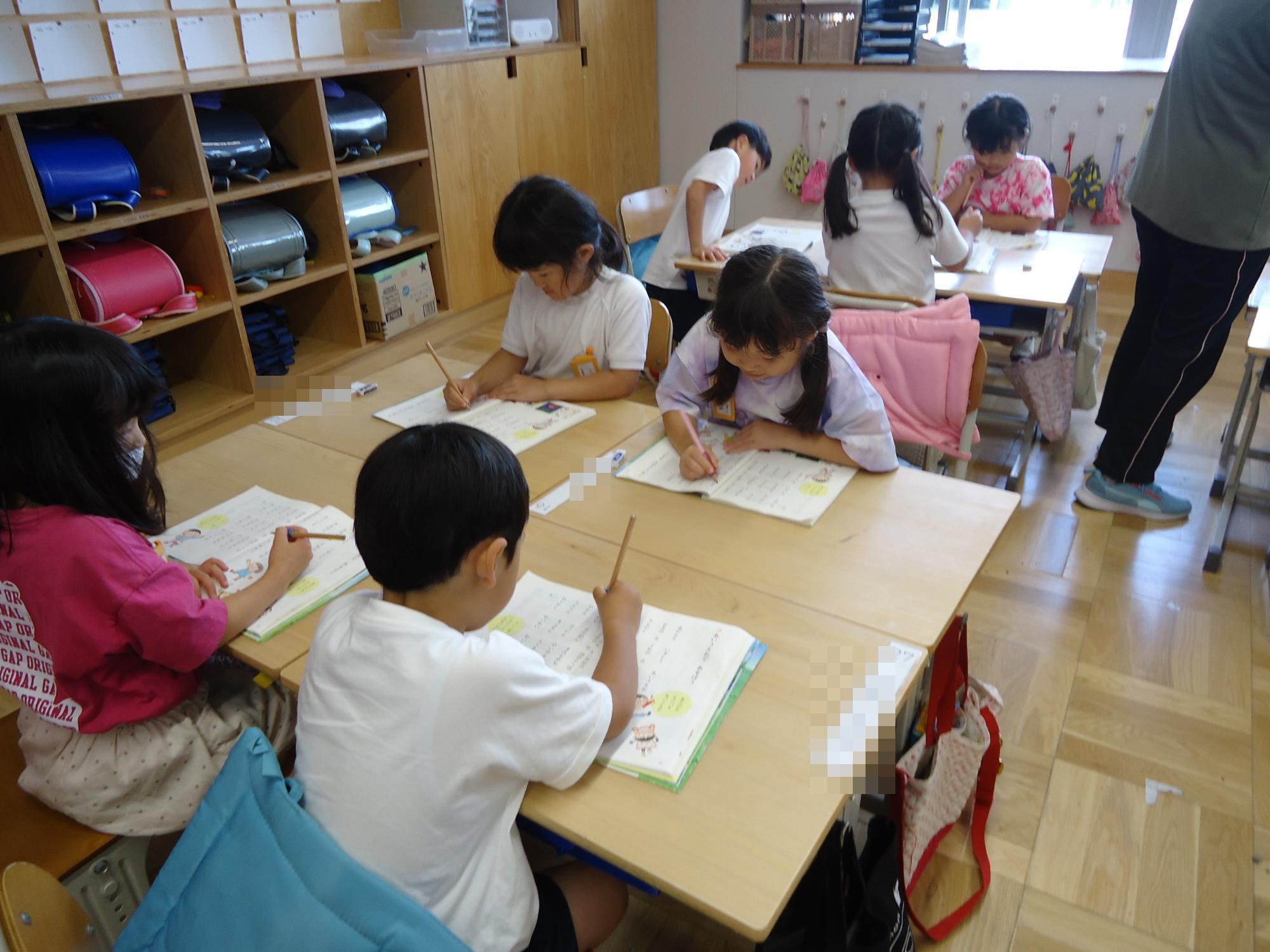 字を書く子