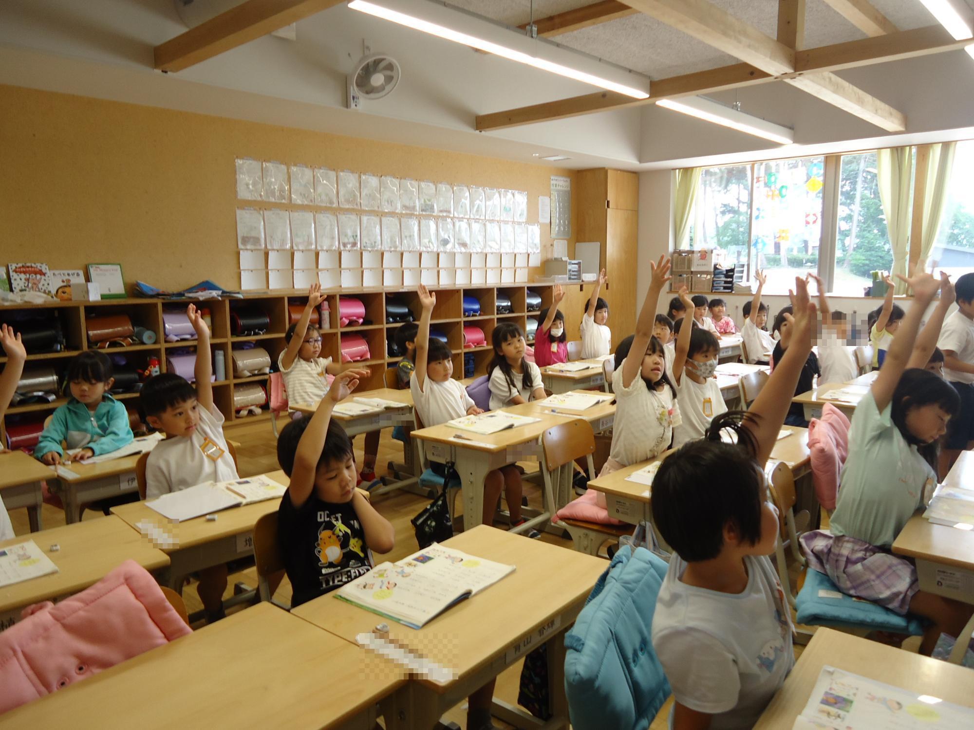 挙手をする子ども