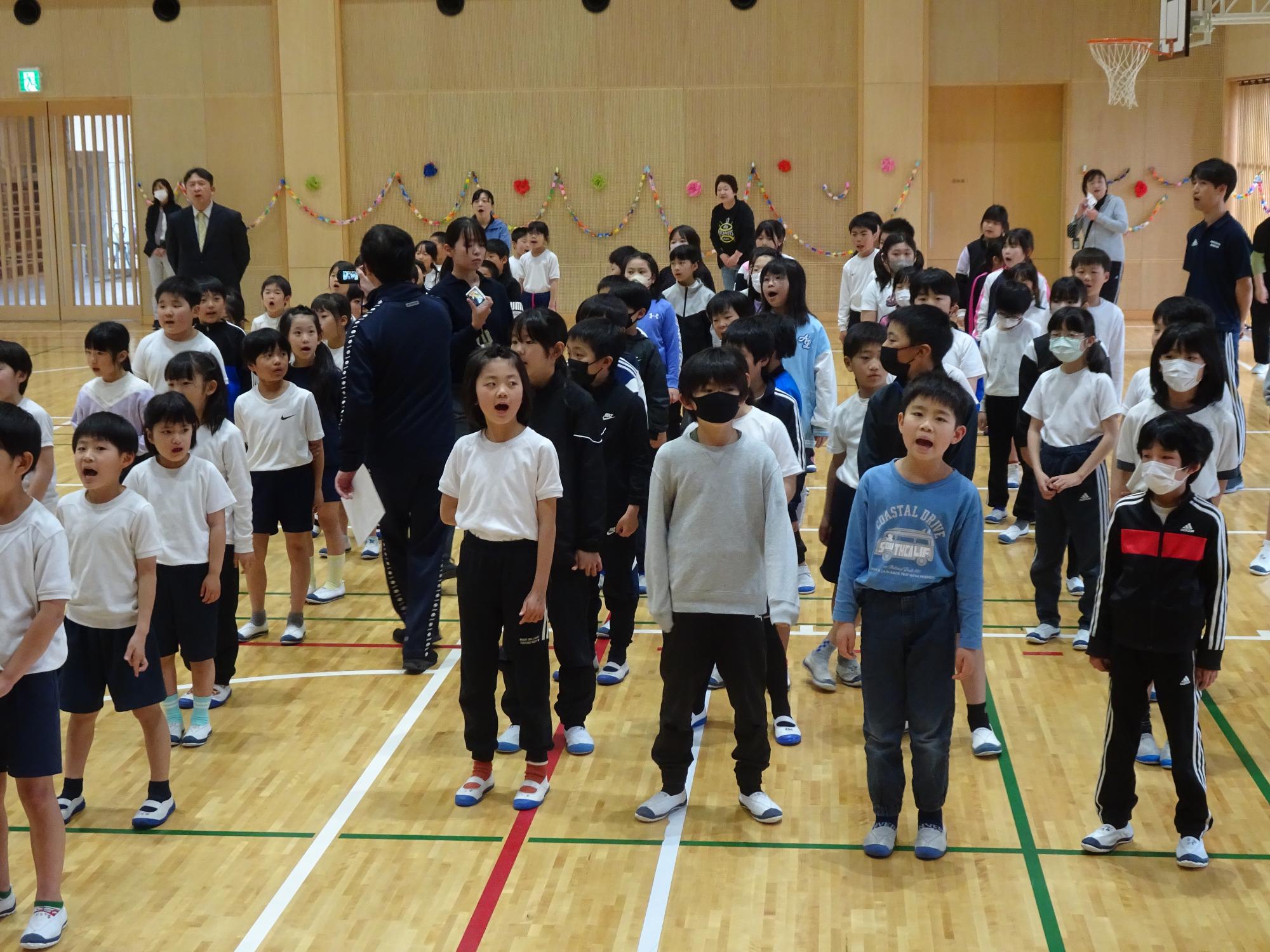 全校児童で校歌斉唱