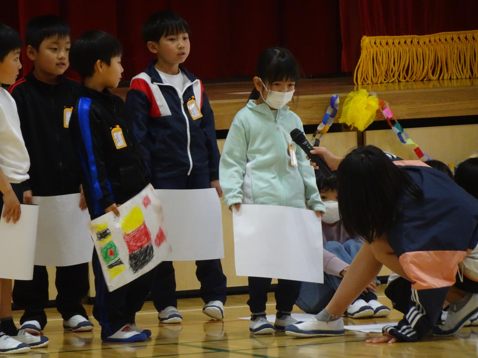 自己紹介する1年生