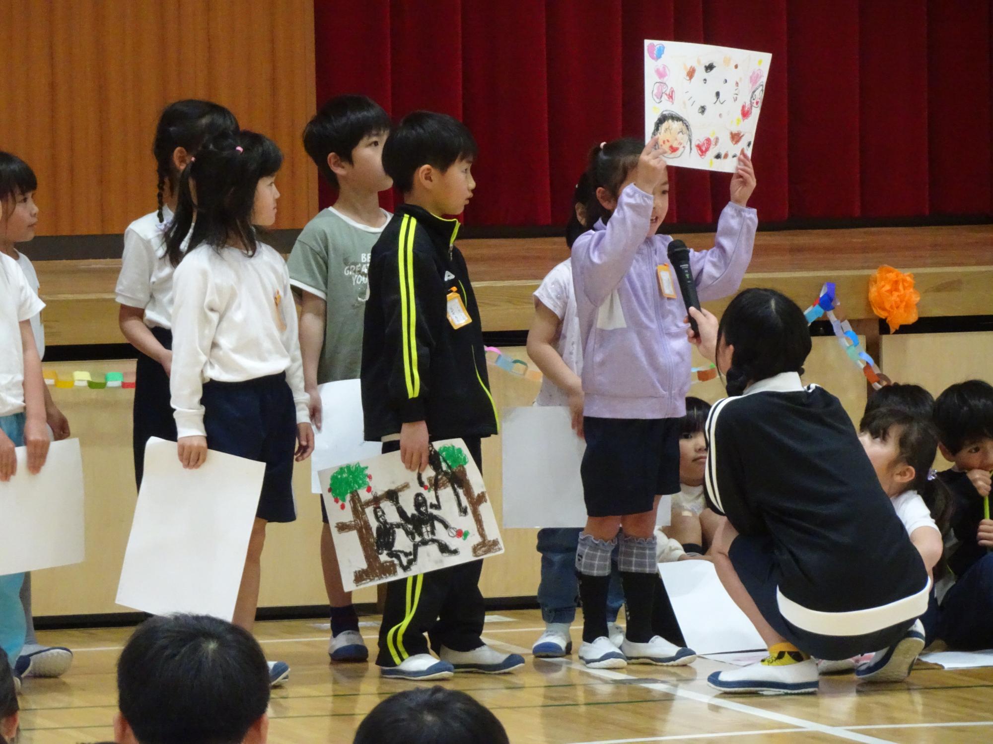 自己紹介する1年生