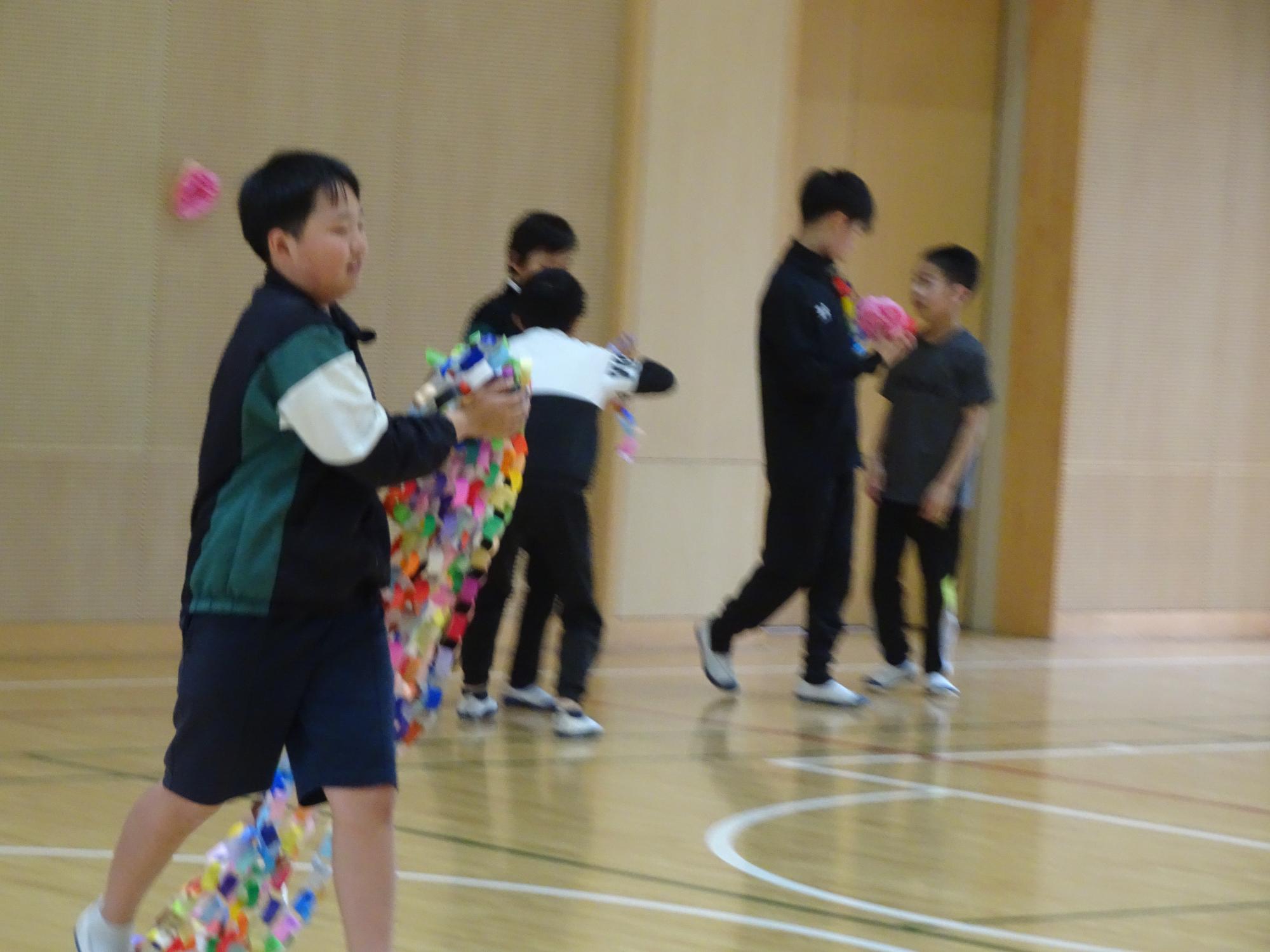 片付けをする6年生