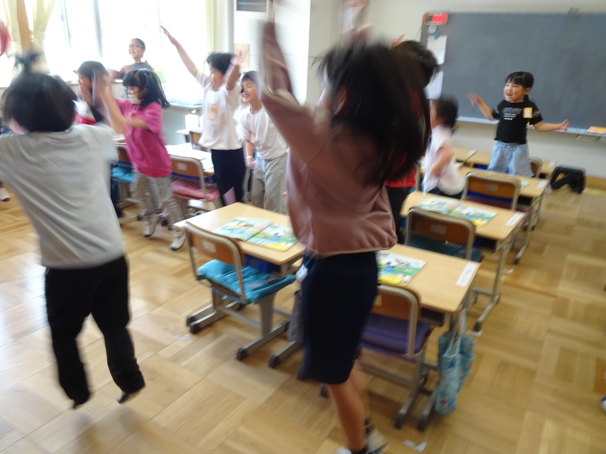 リズム遊びをする子ども