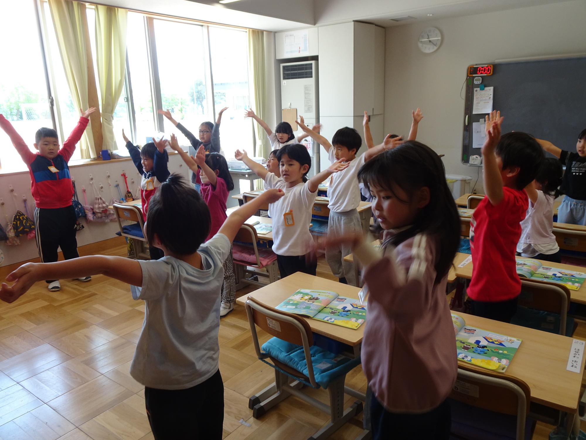 リズムに合わせて踊る子ども