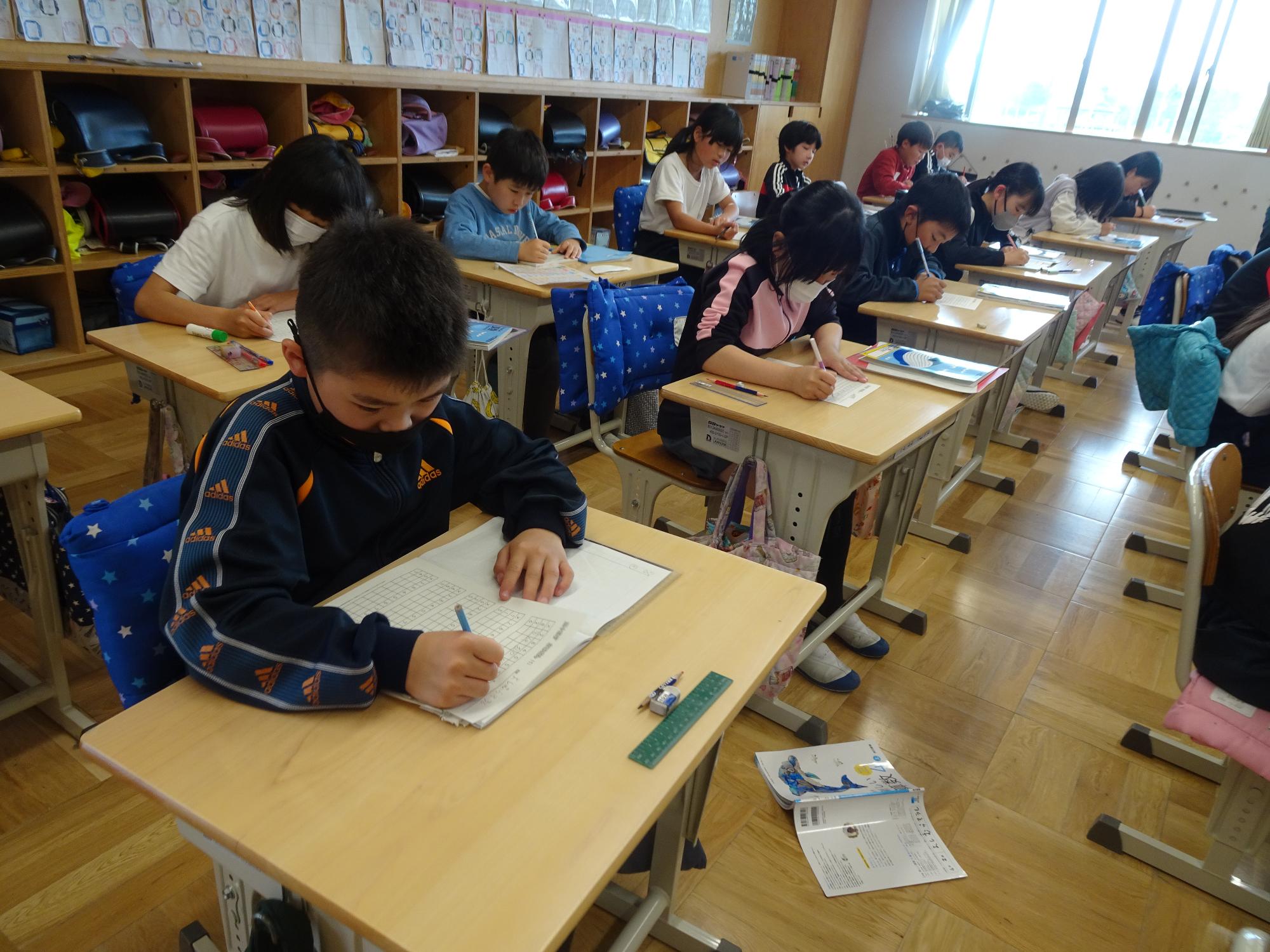 計算問題に取り組む子