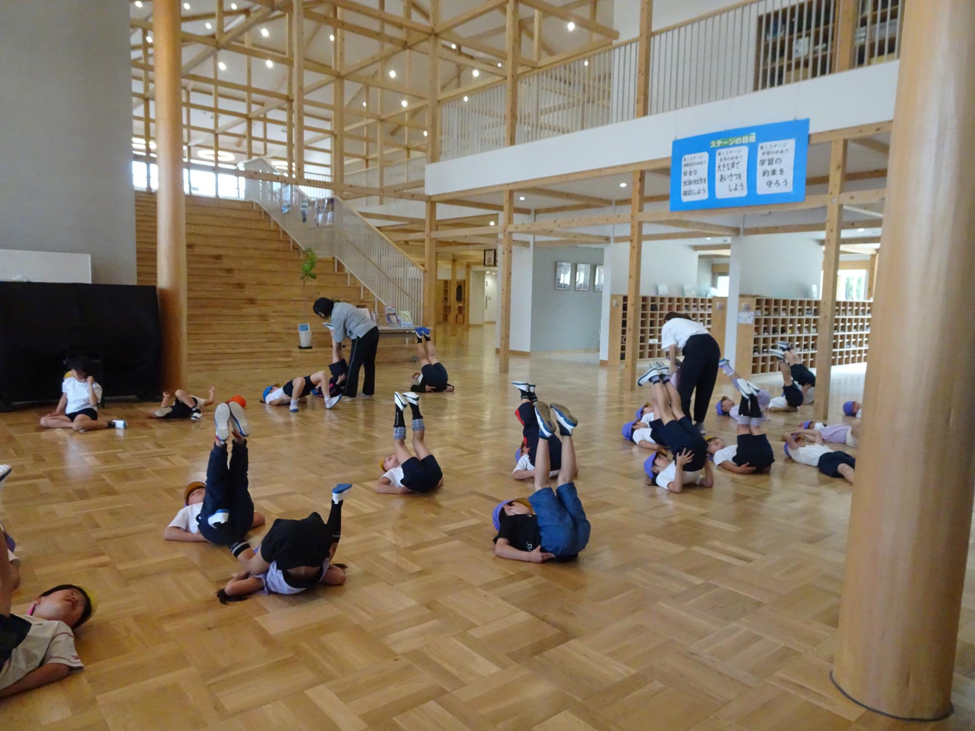 体操する子ども