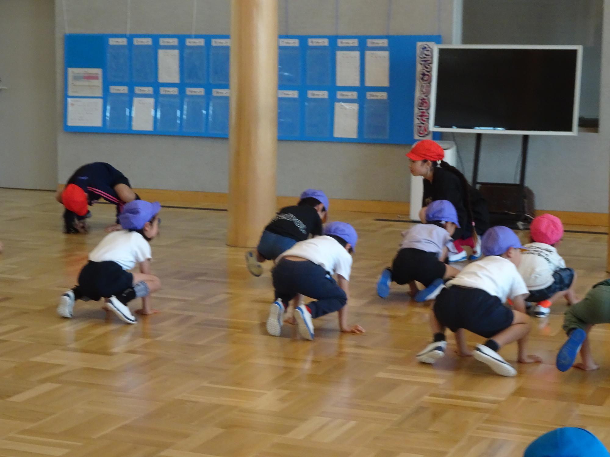 体操する子ども