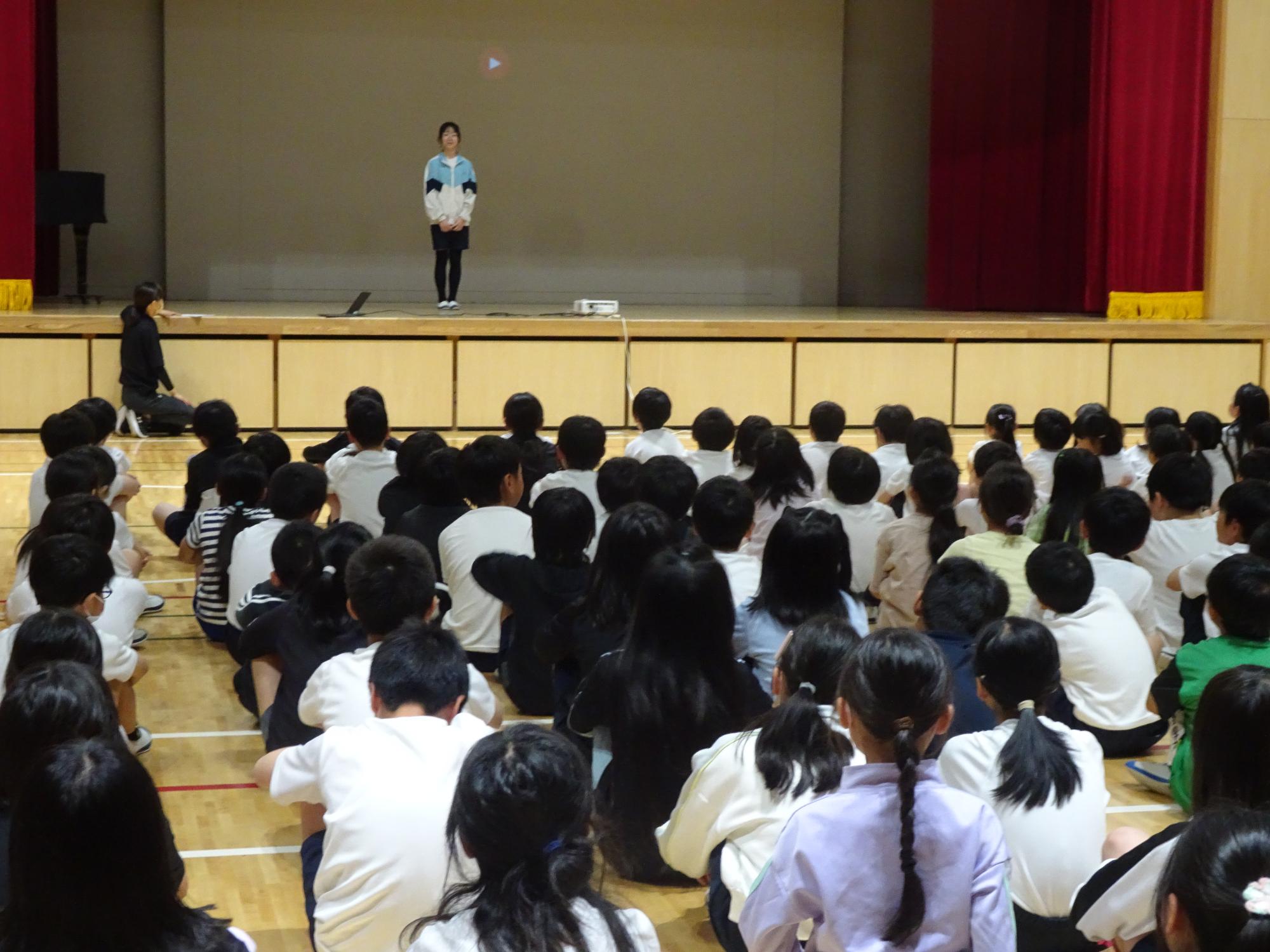 集会の言葉を言う子ども
