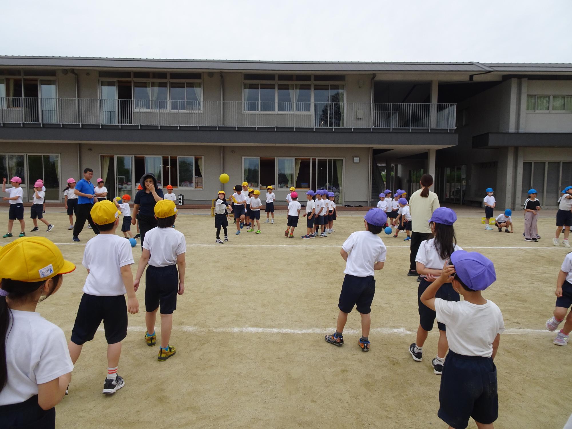 ボール投げをする小学生