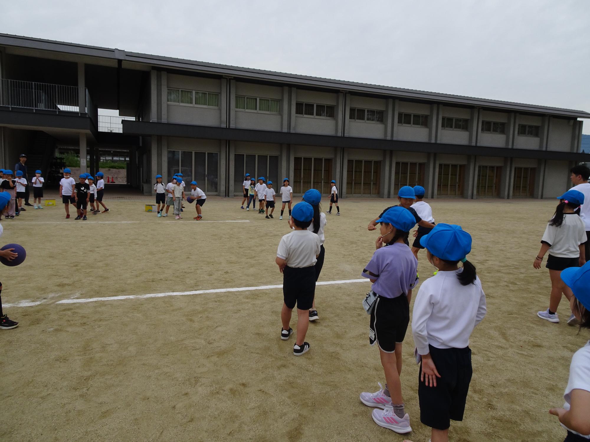 ボール投げをする小学生