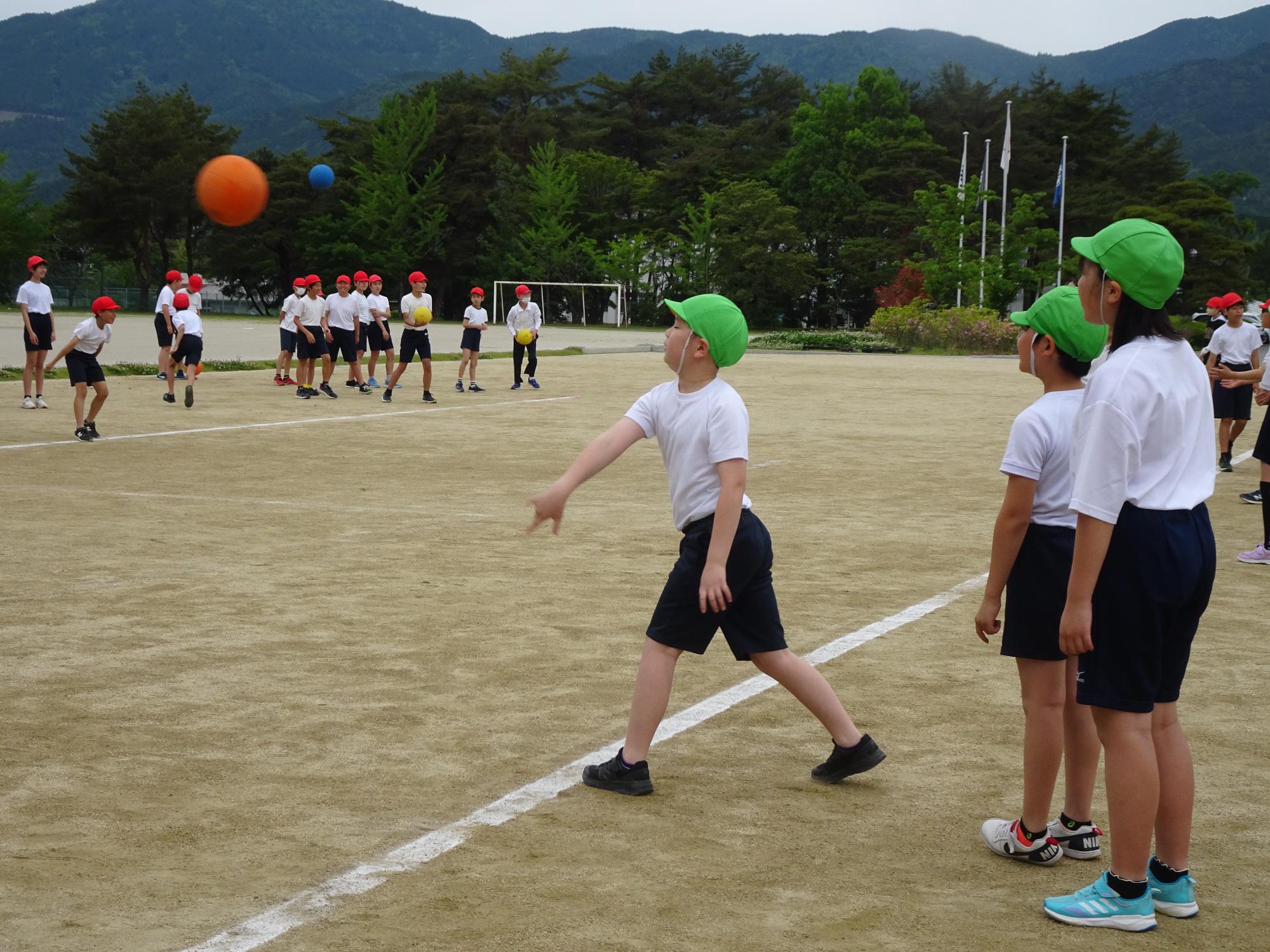 ボールを投げる子