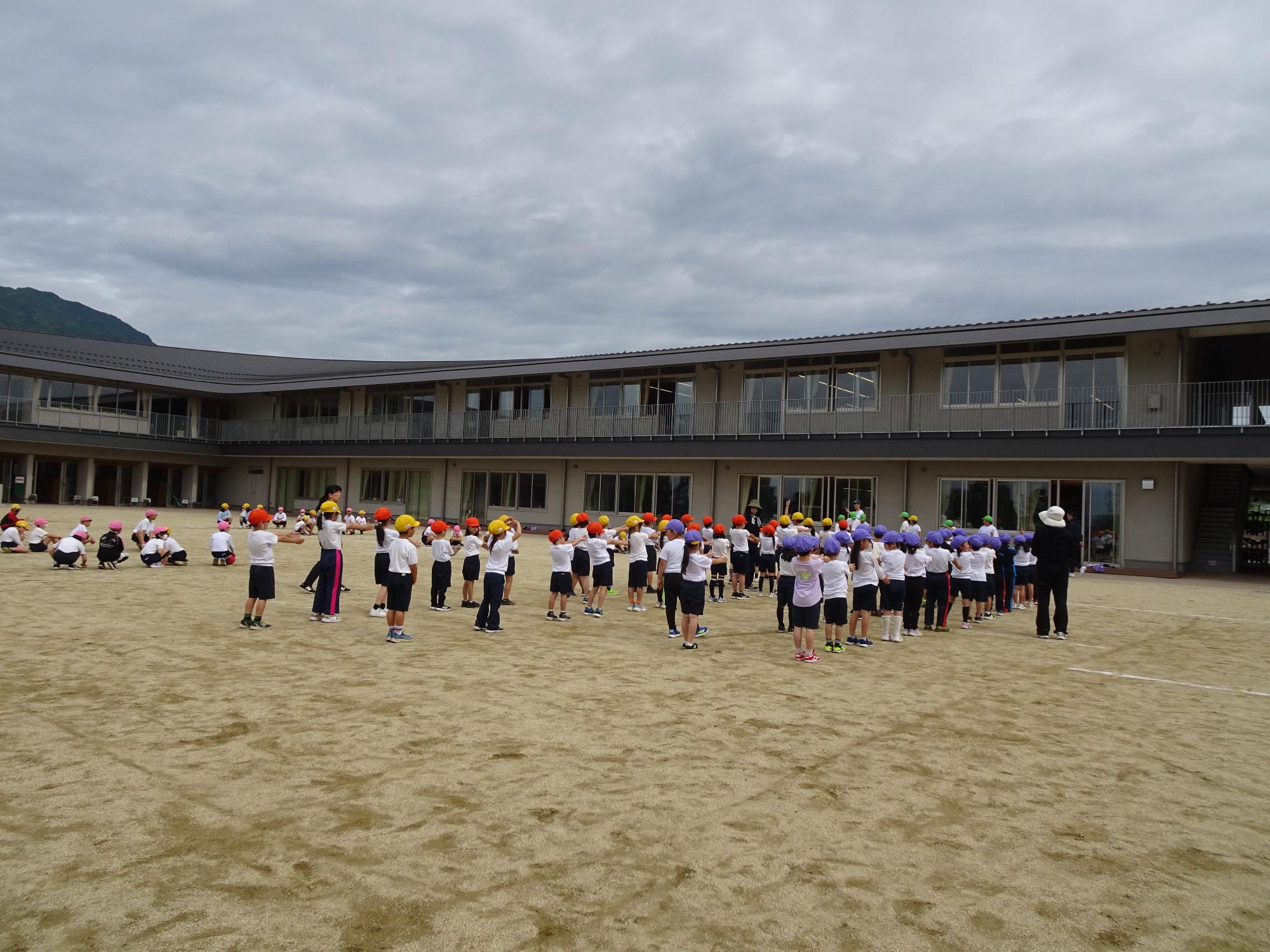 整列する小学生