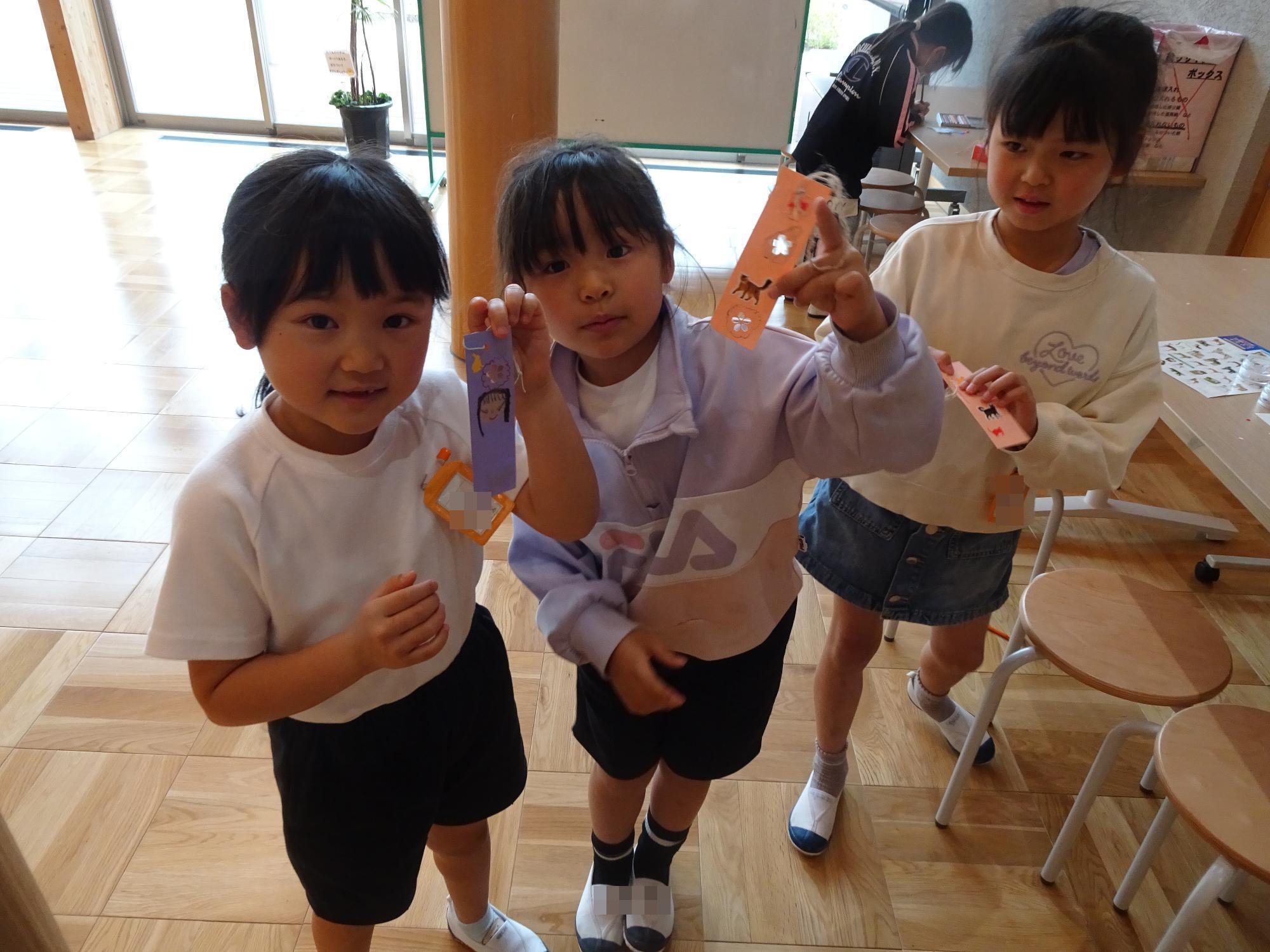 栞を見せる子ども
