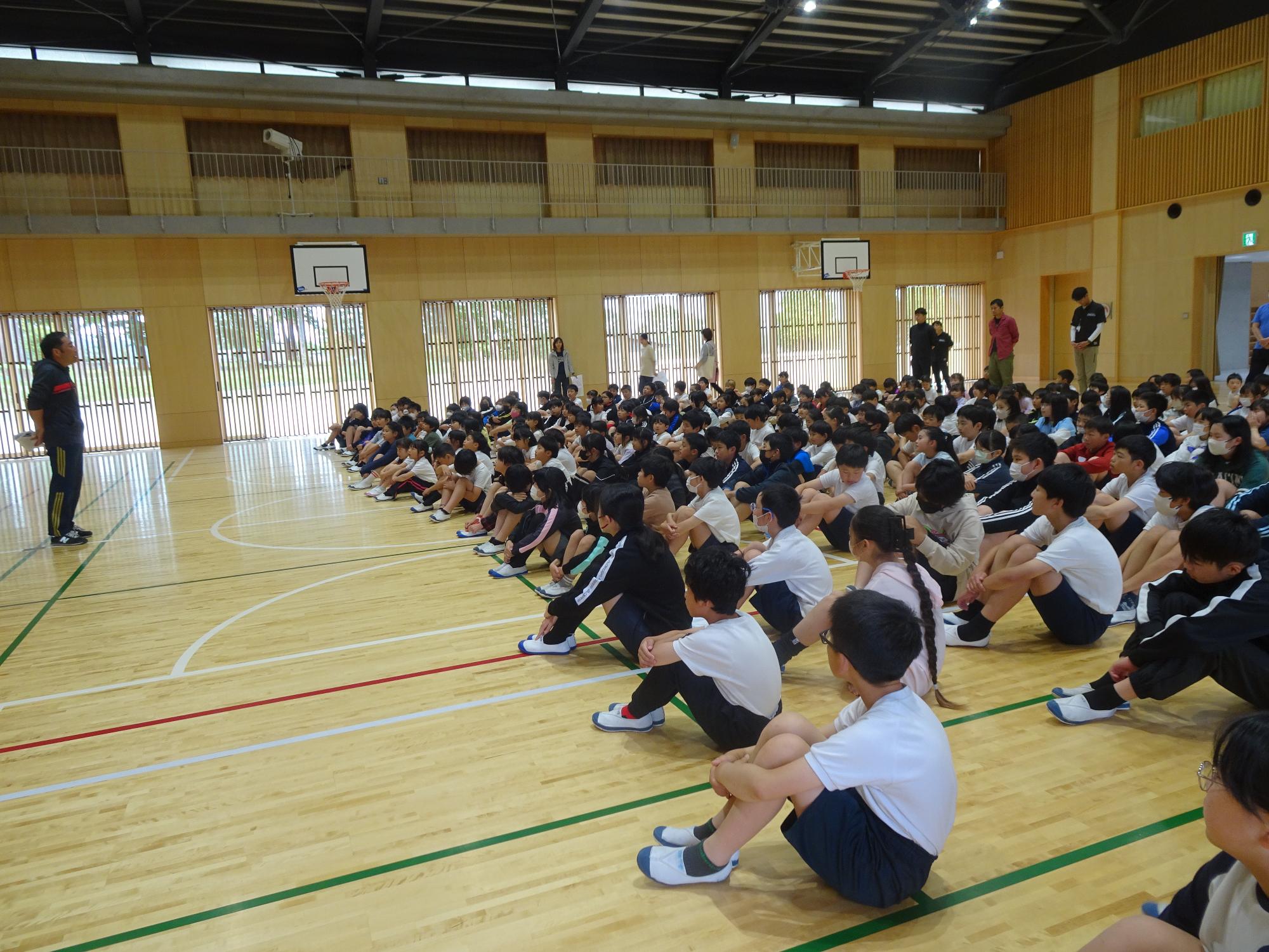 今月のめあてを聞く子どもたち