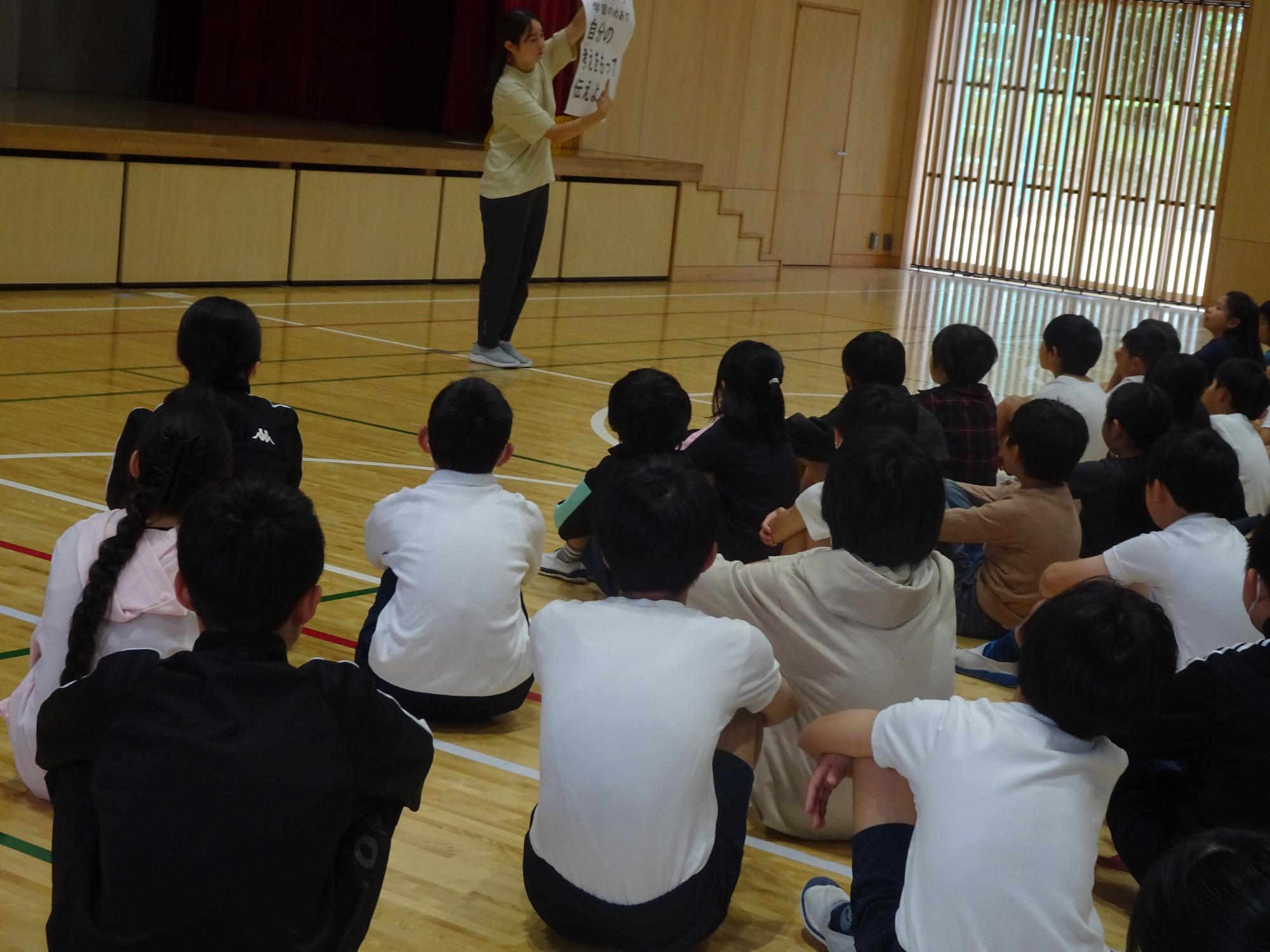 めあてを聞くこどもたち