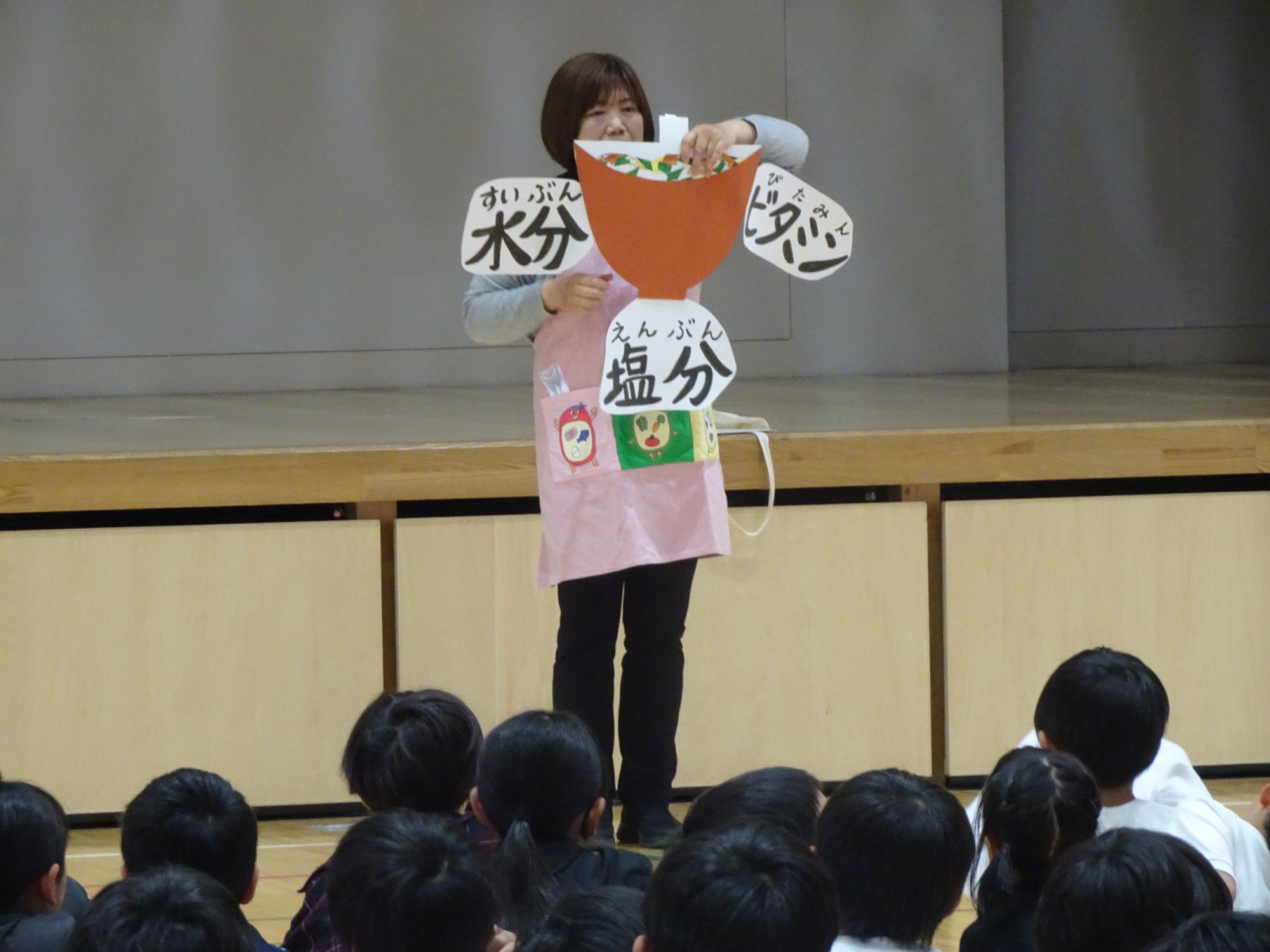食育指導をする栄養教諭