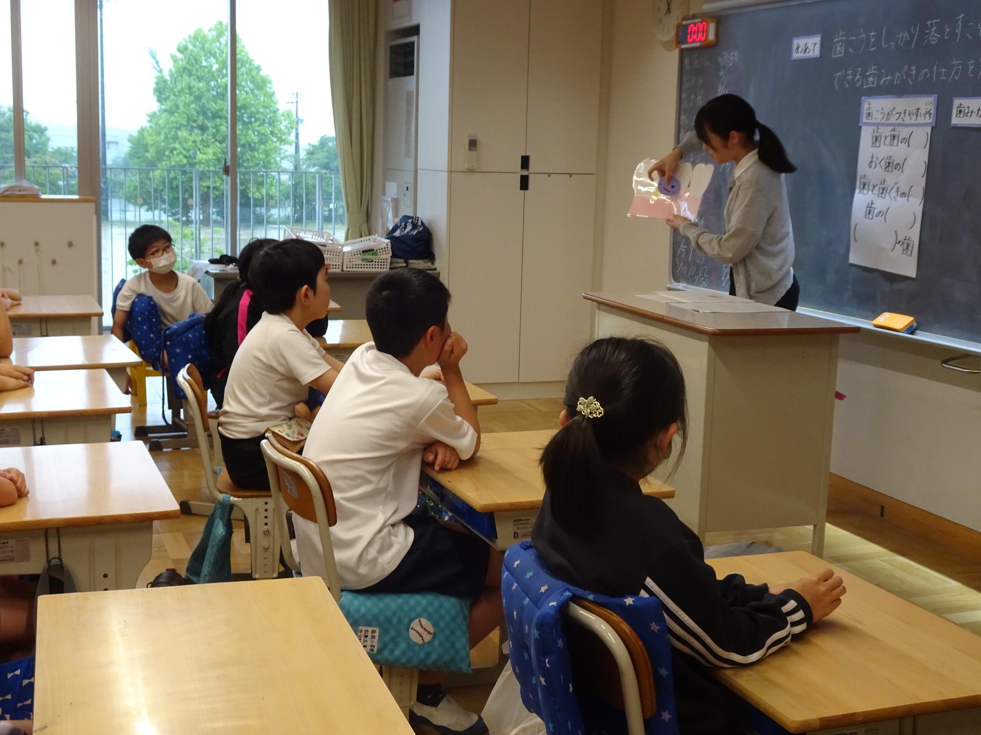 歯磨き指導を受ける子ども