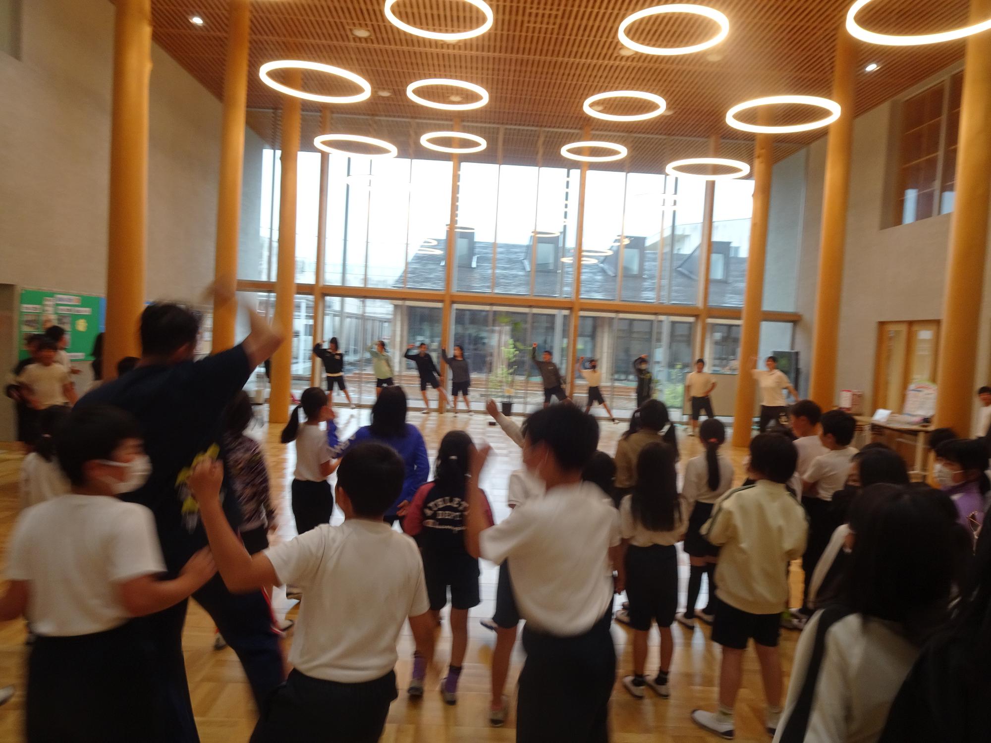 ダンスを披露する子
