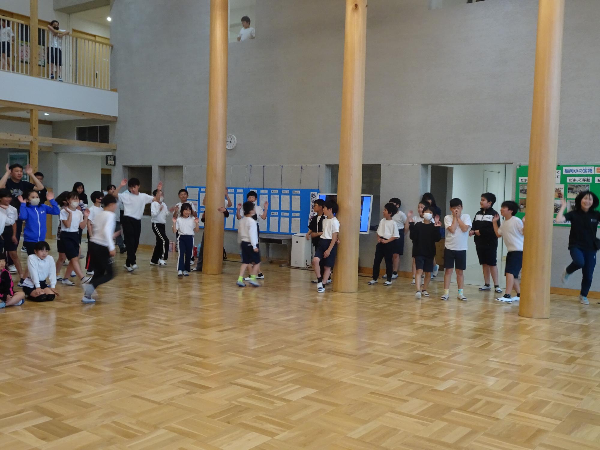 一緒にダンスをする子たち