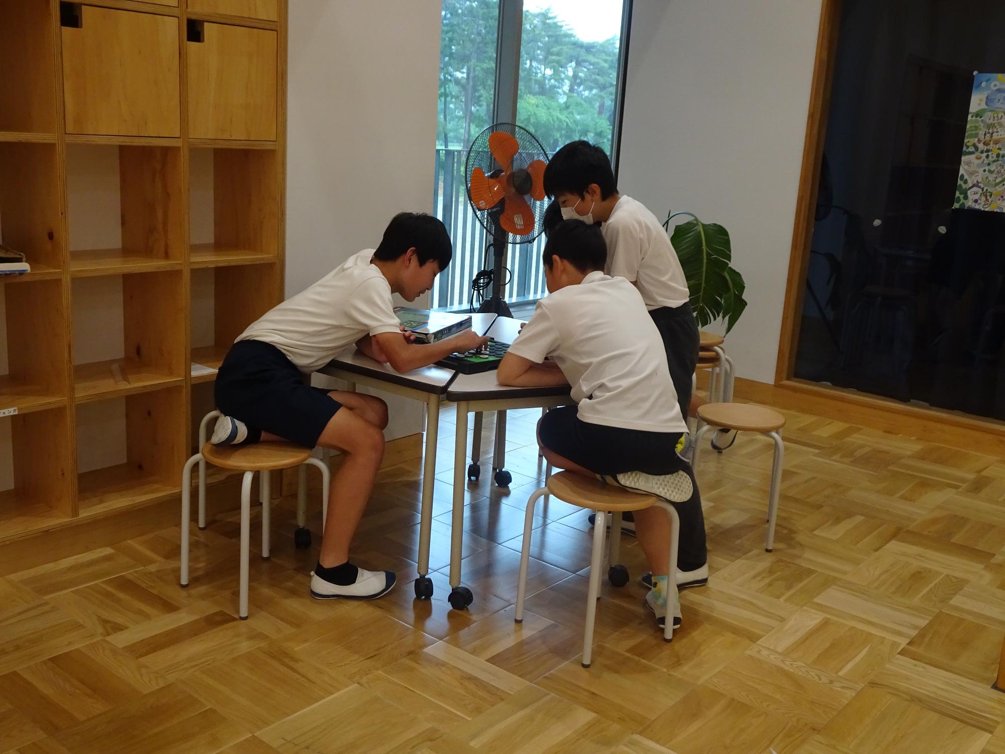 オセロをする子ども