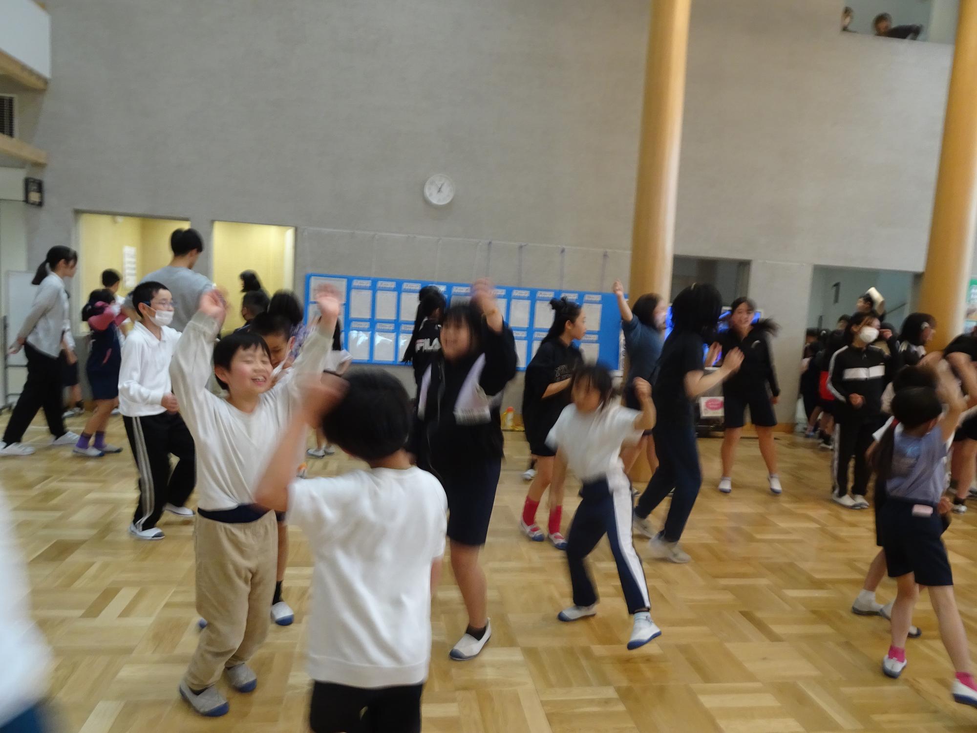 ダンスを楽しむ子達