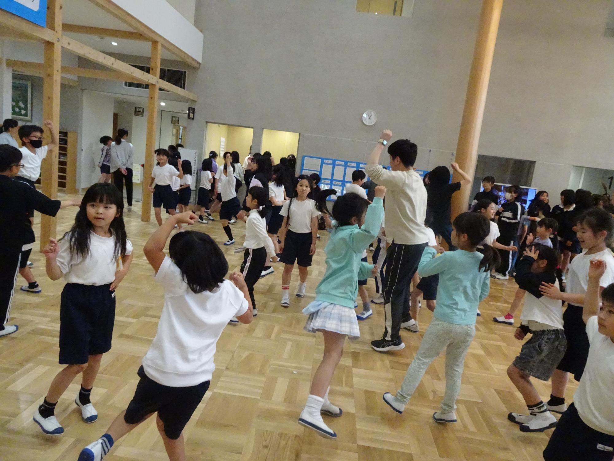 ダンスを楽しむ子達
