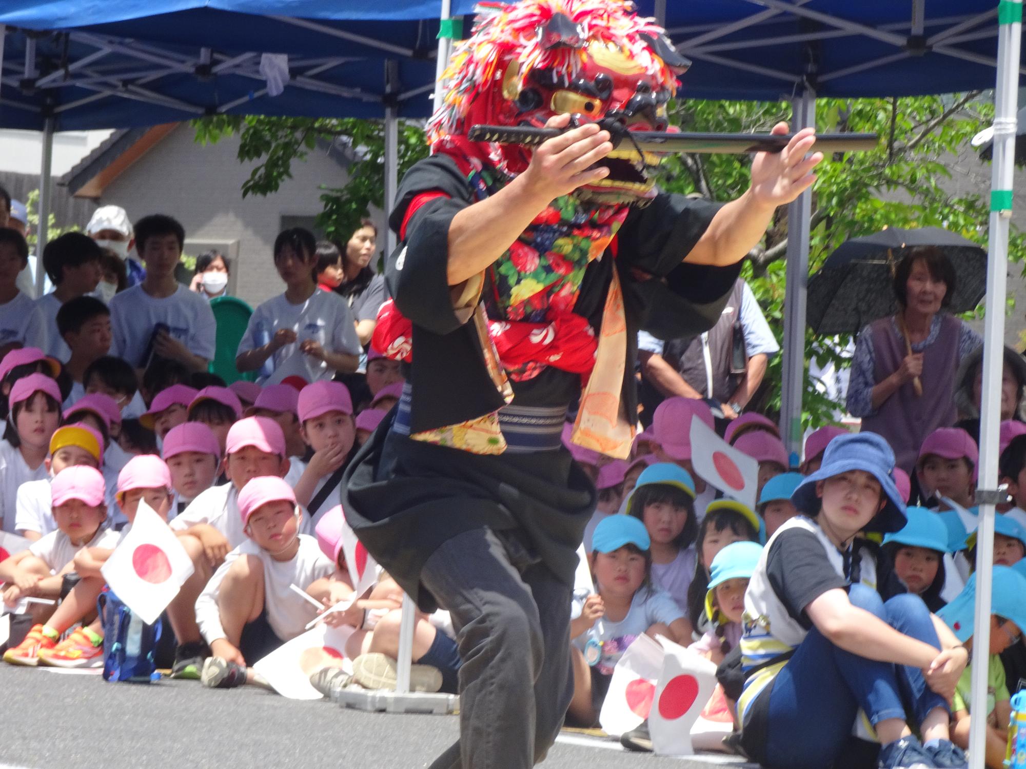 獅子舞を見る子ども