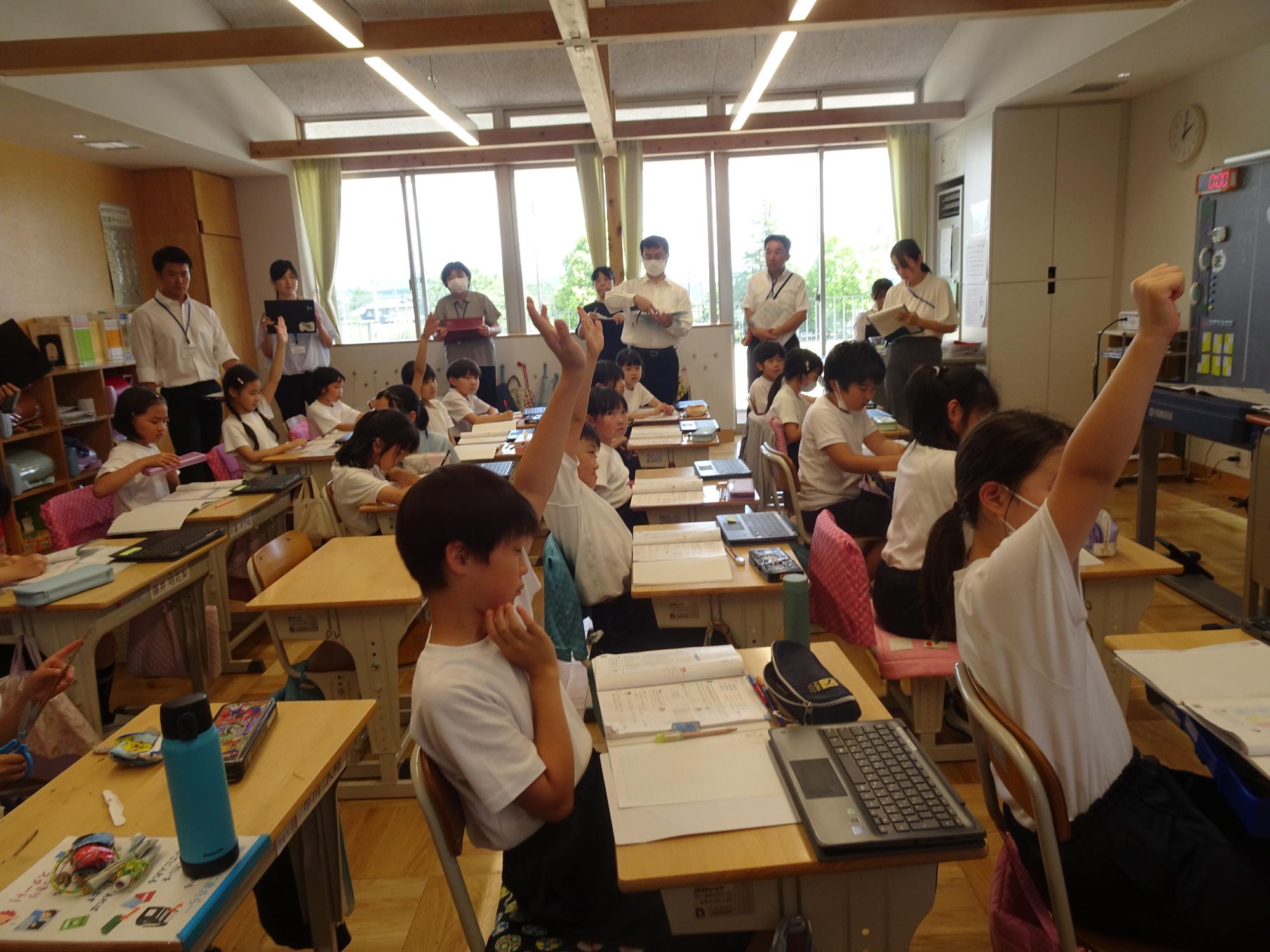 挙手する児童