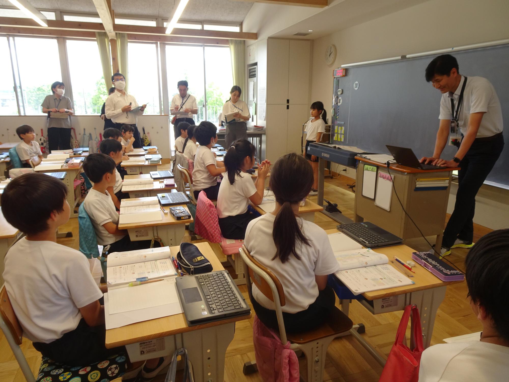 発表を聞く児童