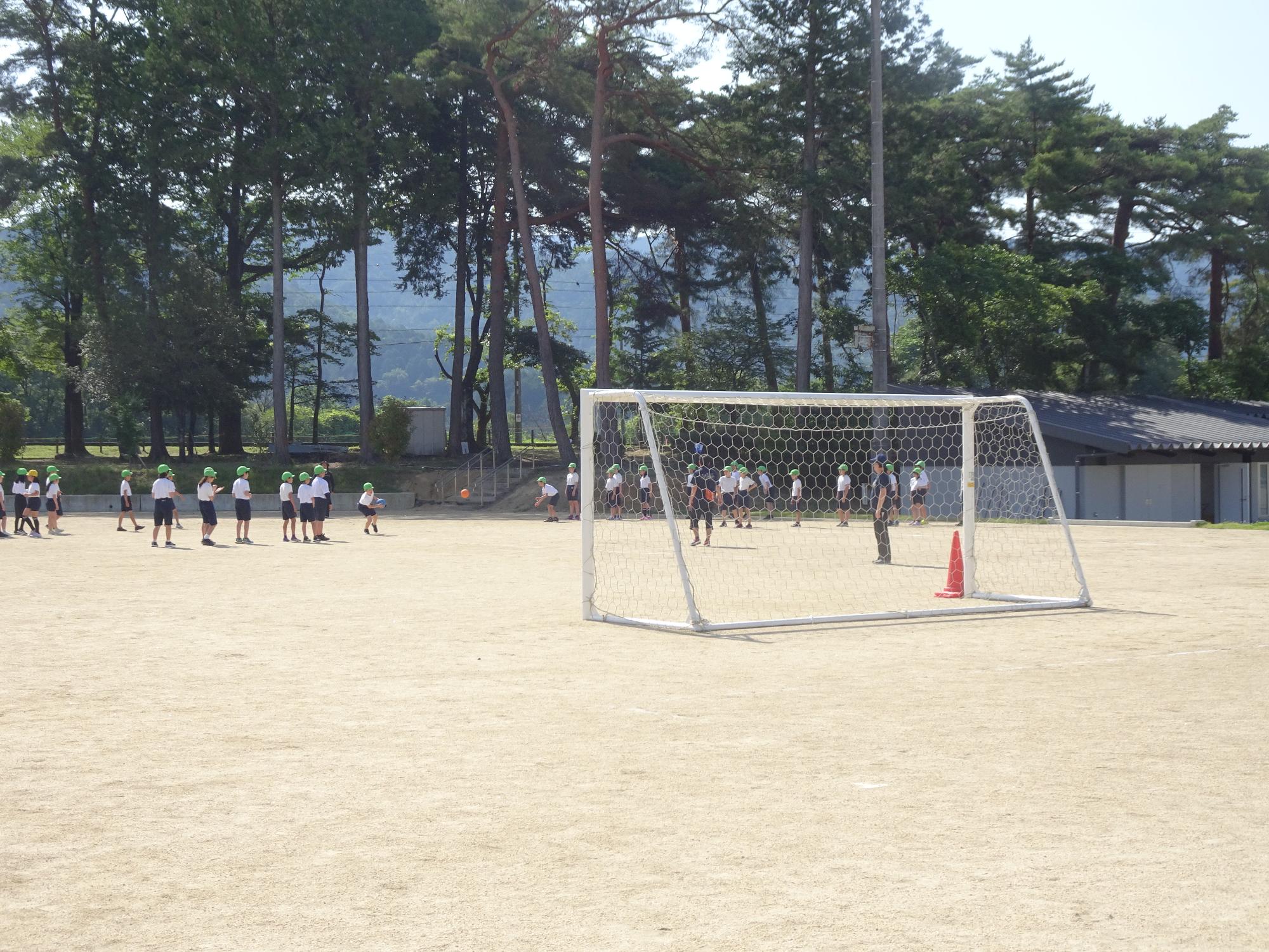 ボールパスラリーをする子達