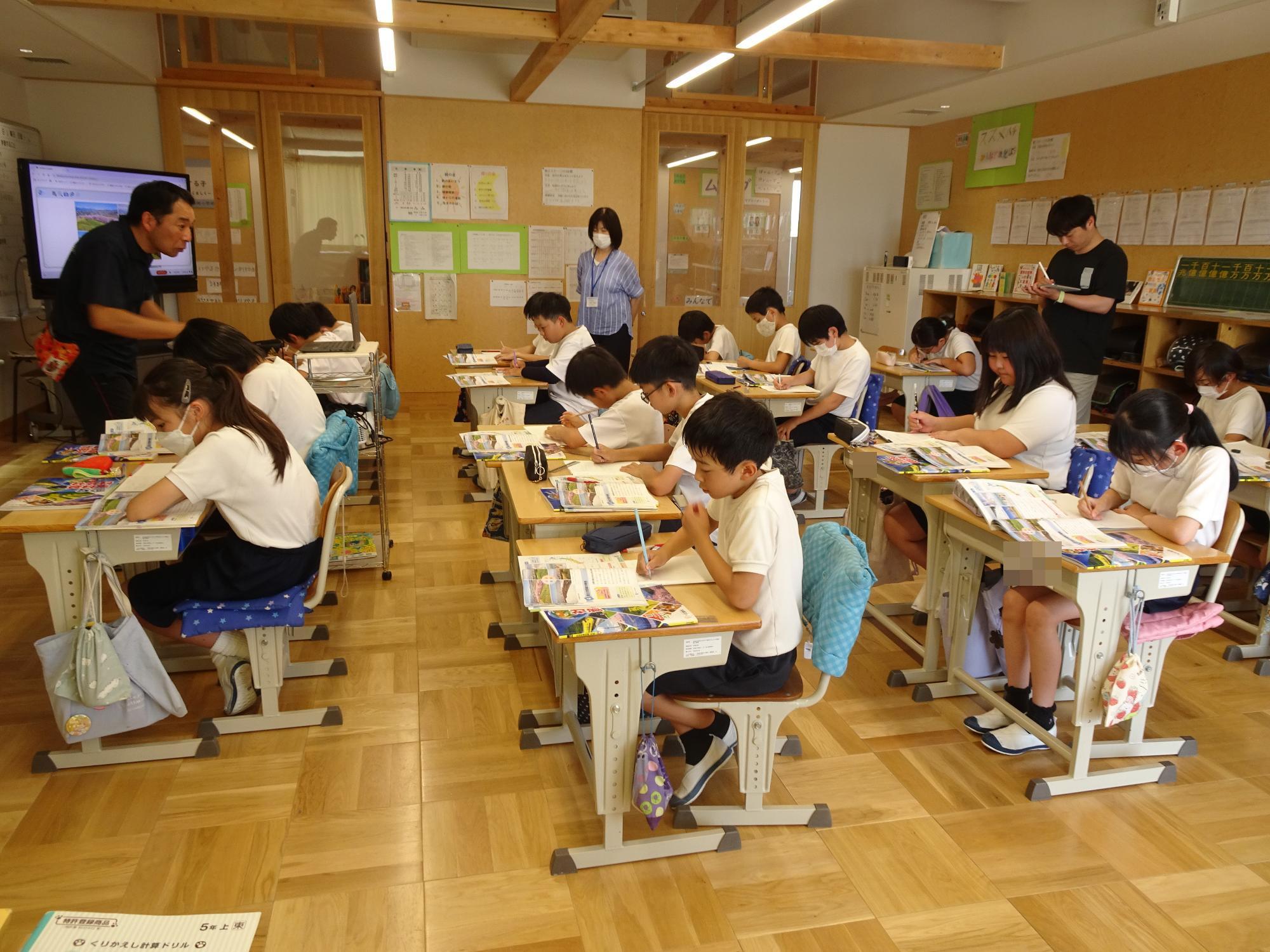 授業を受ける子どもたち