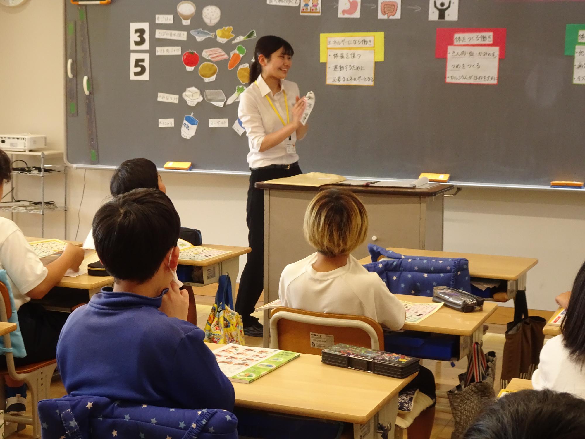 栄養の学習をする児童