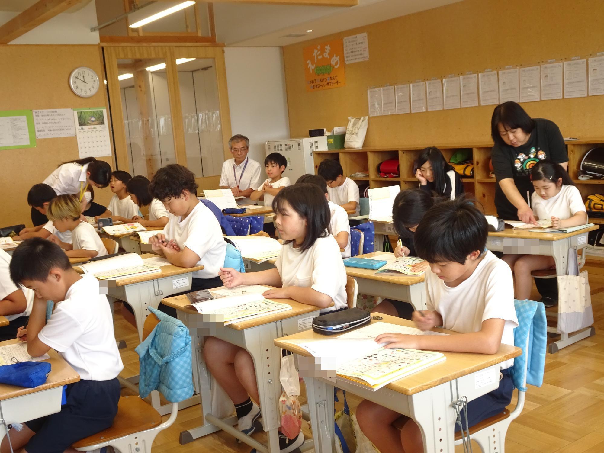 栄養の学習を受ける児童