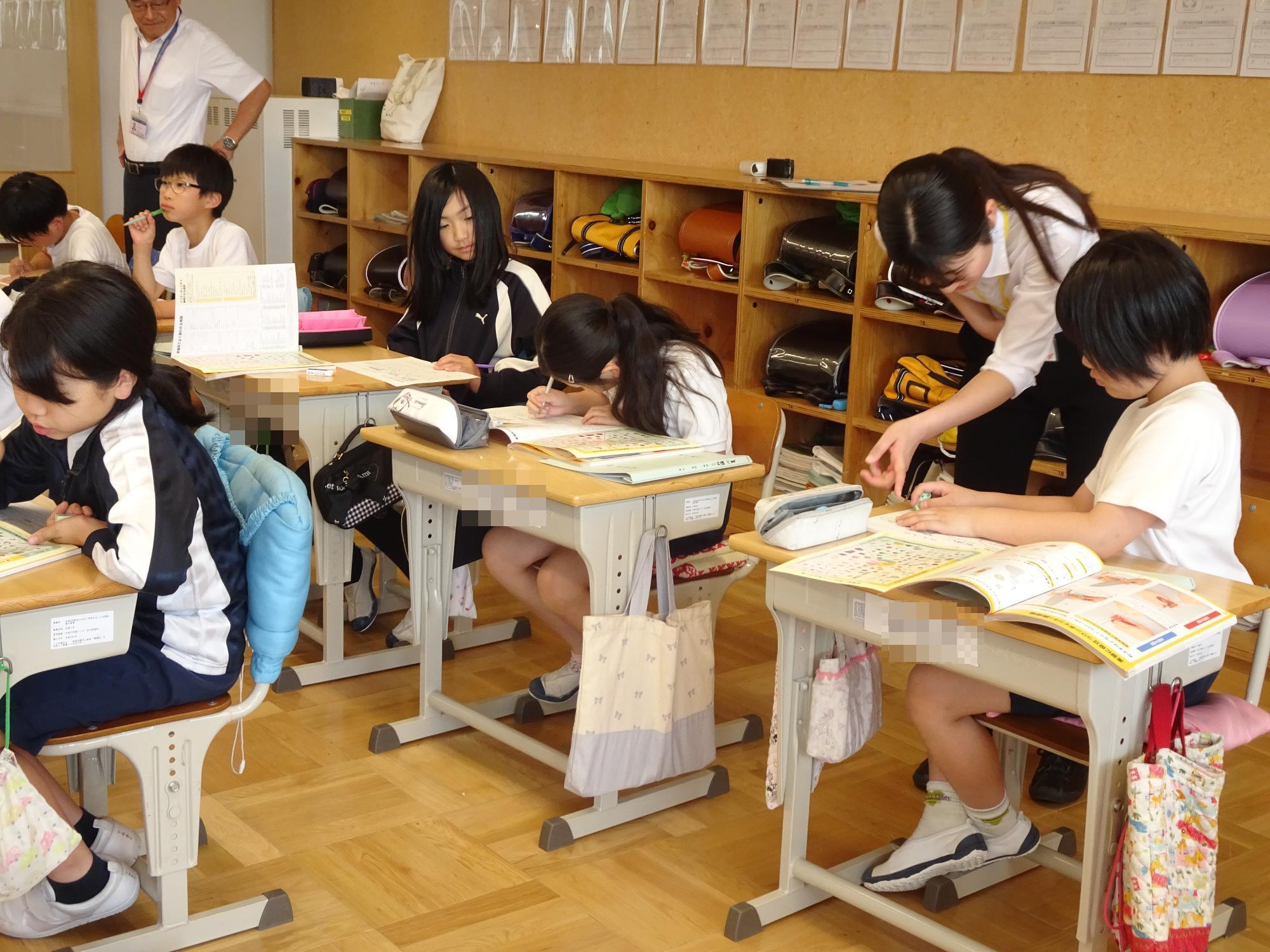 栄養の学習を受ける児童