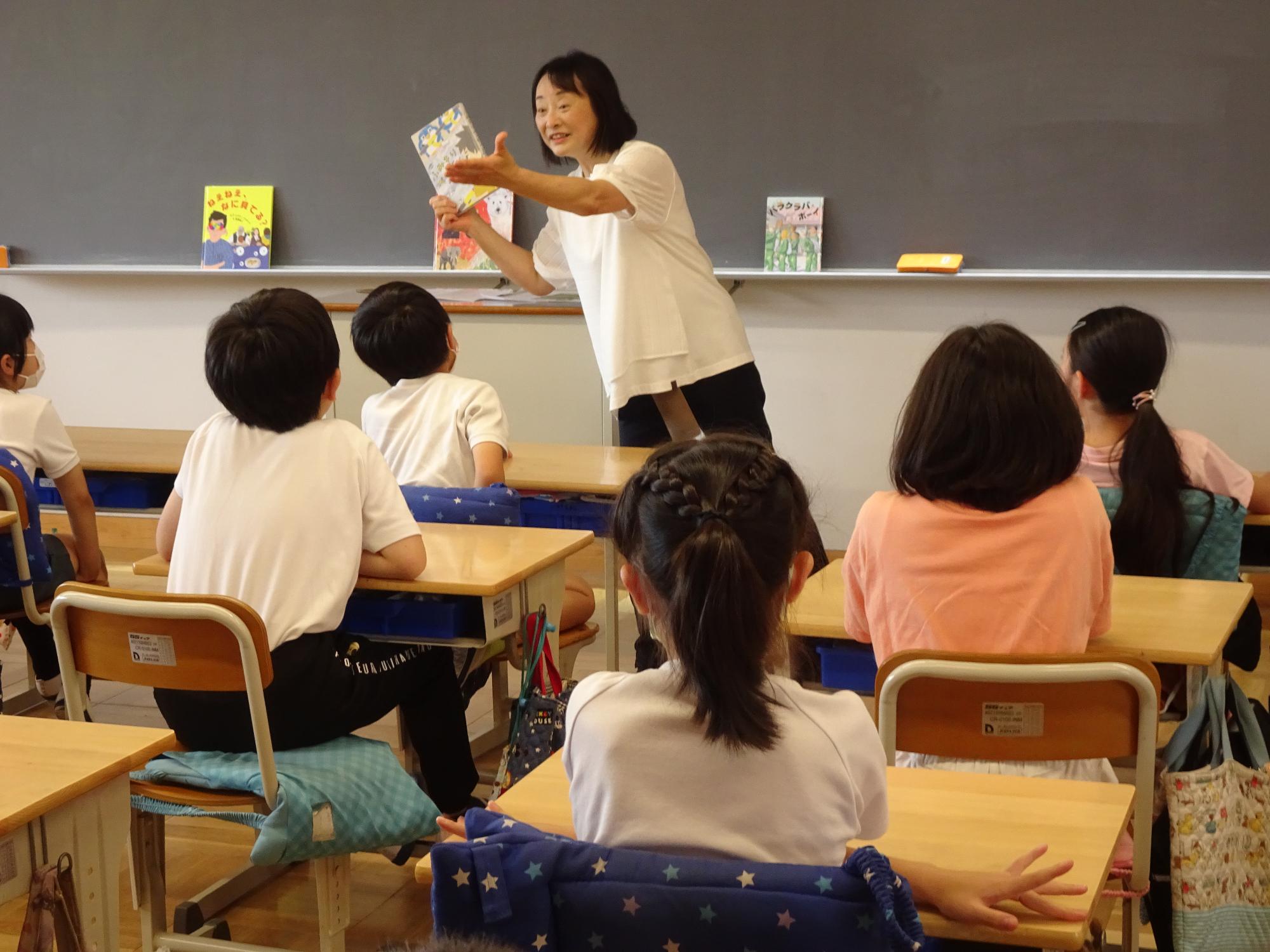 読み聞かせを聞く子ども