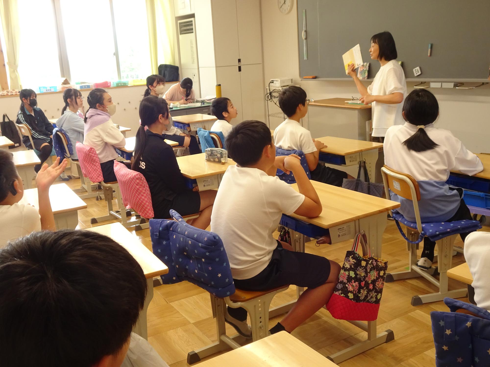読み聞かせを聞く子ども