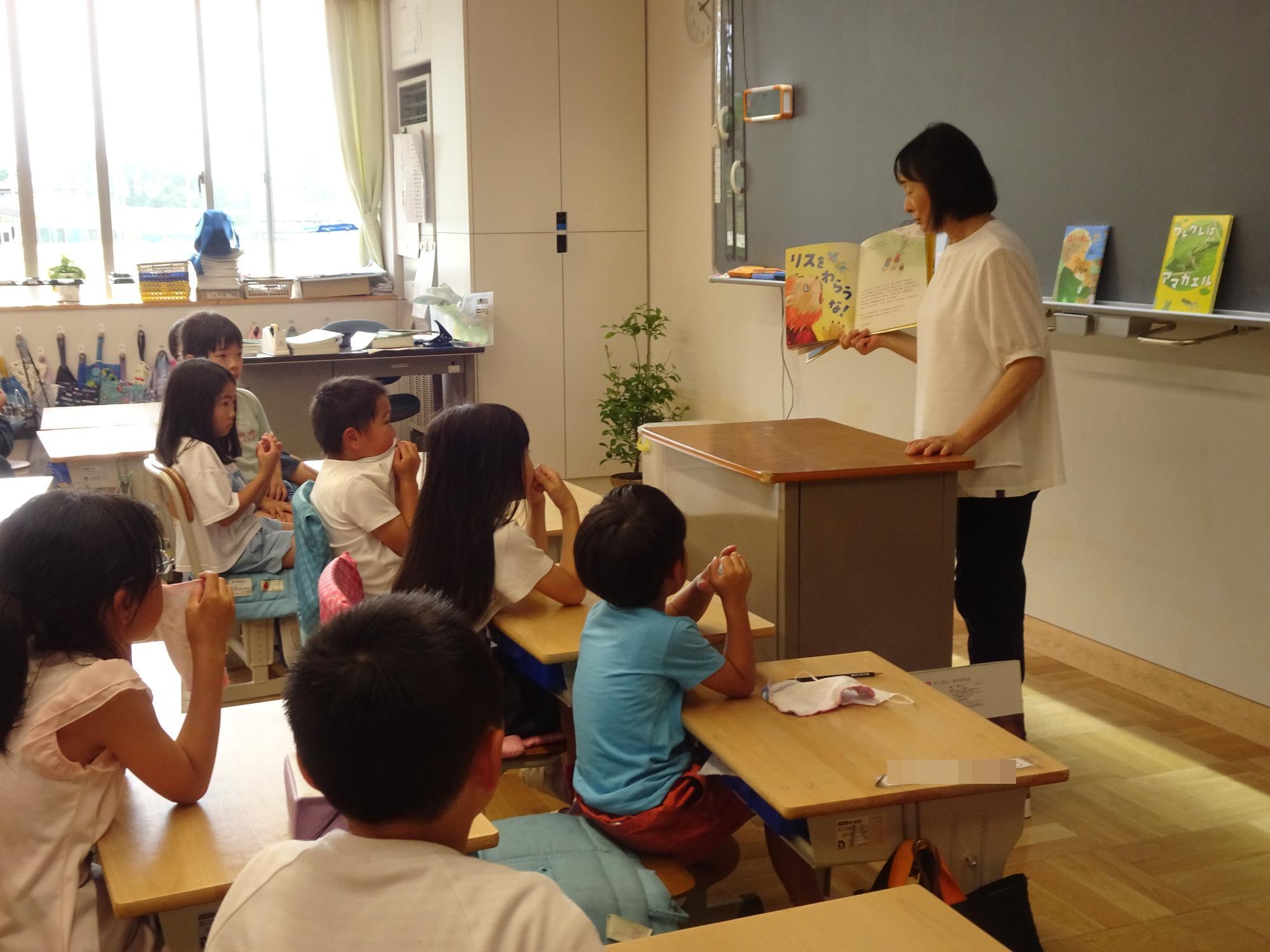 読み聞かせを聞く子ども