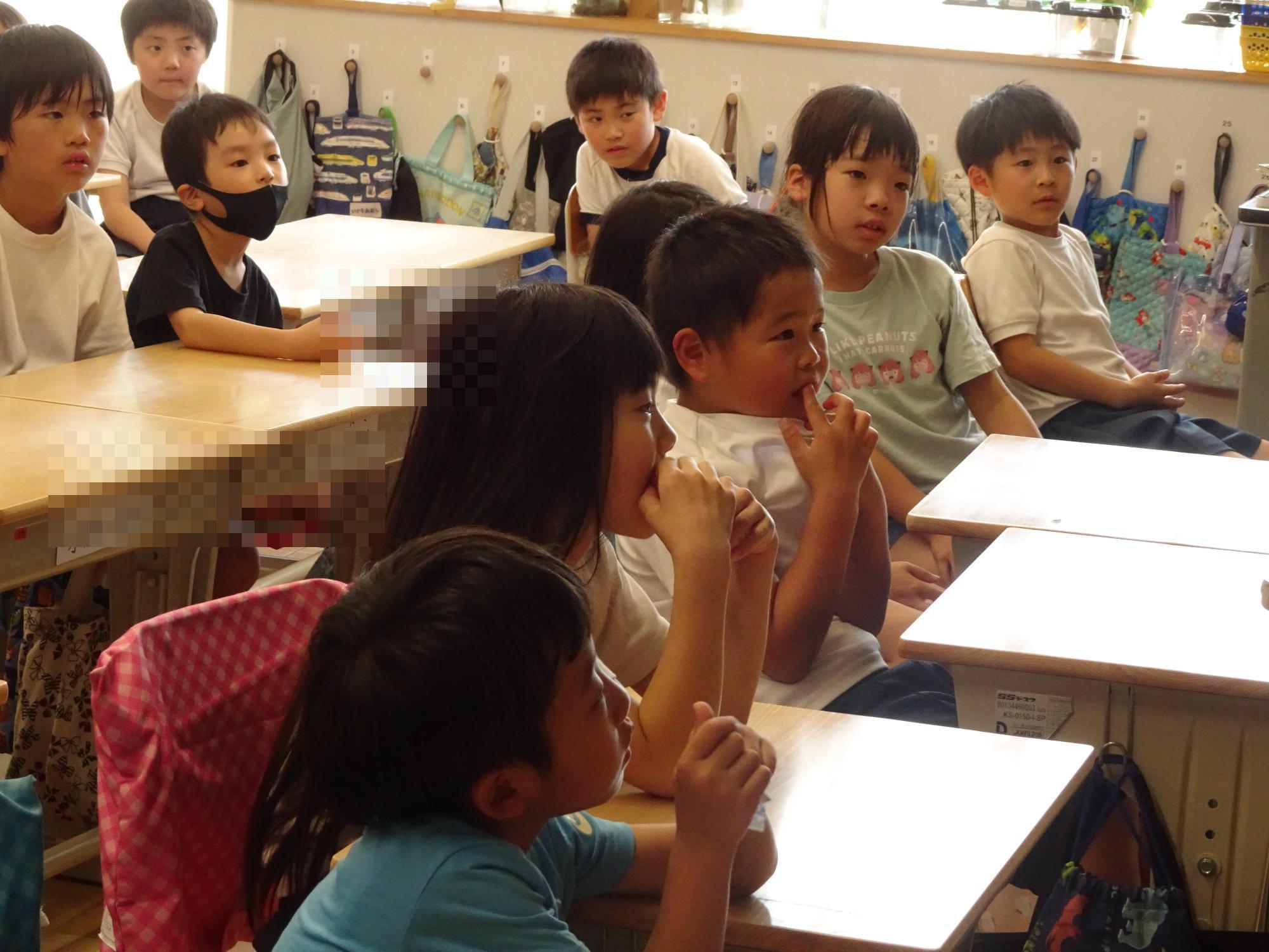 読み聞かせを聞く子ども