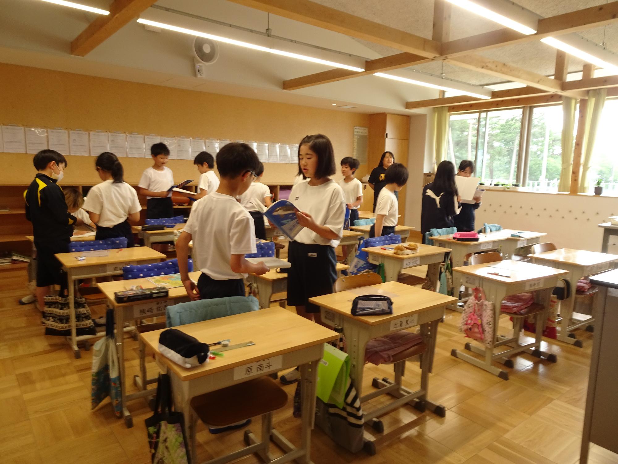 意見交流する子ども