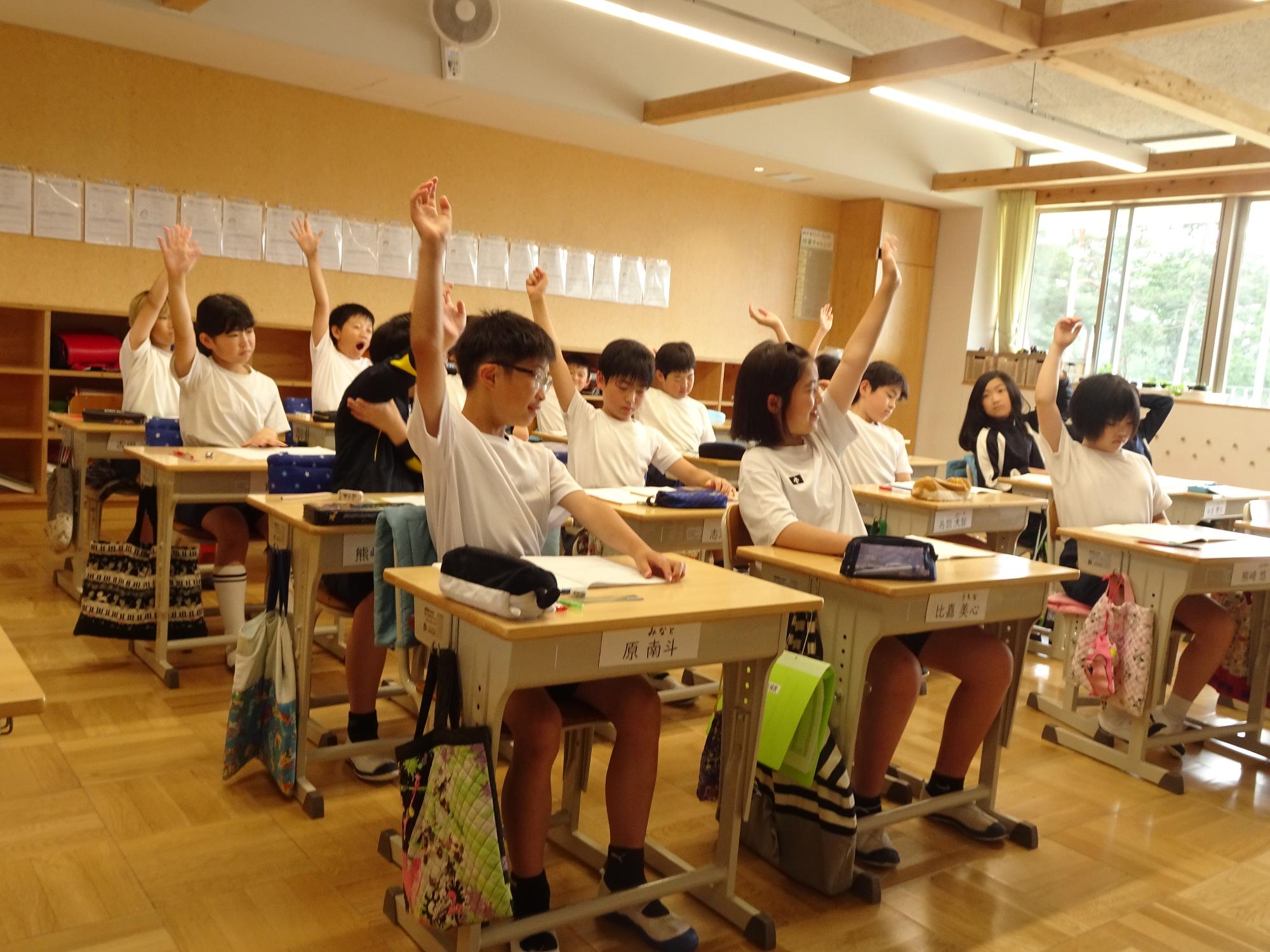 挙手する子ども