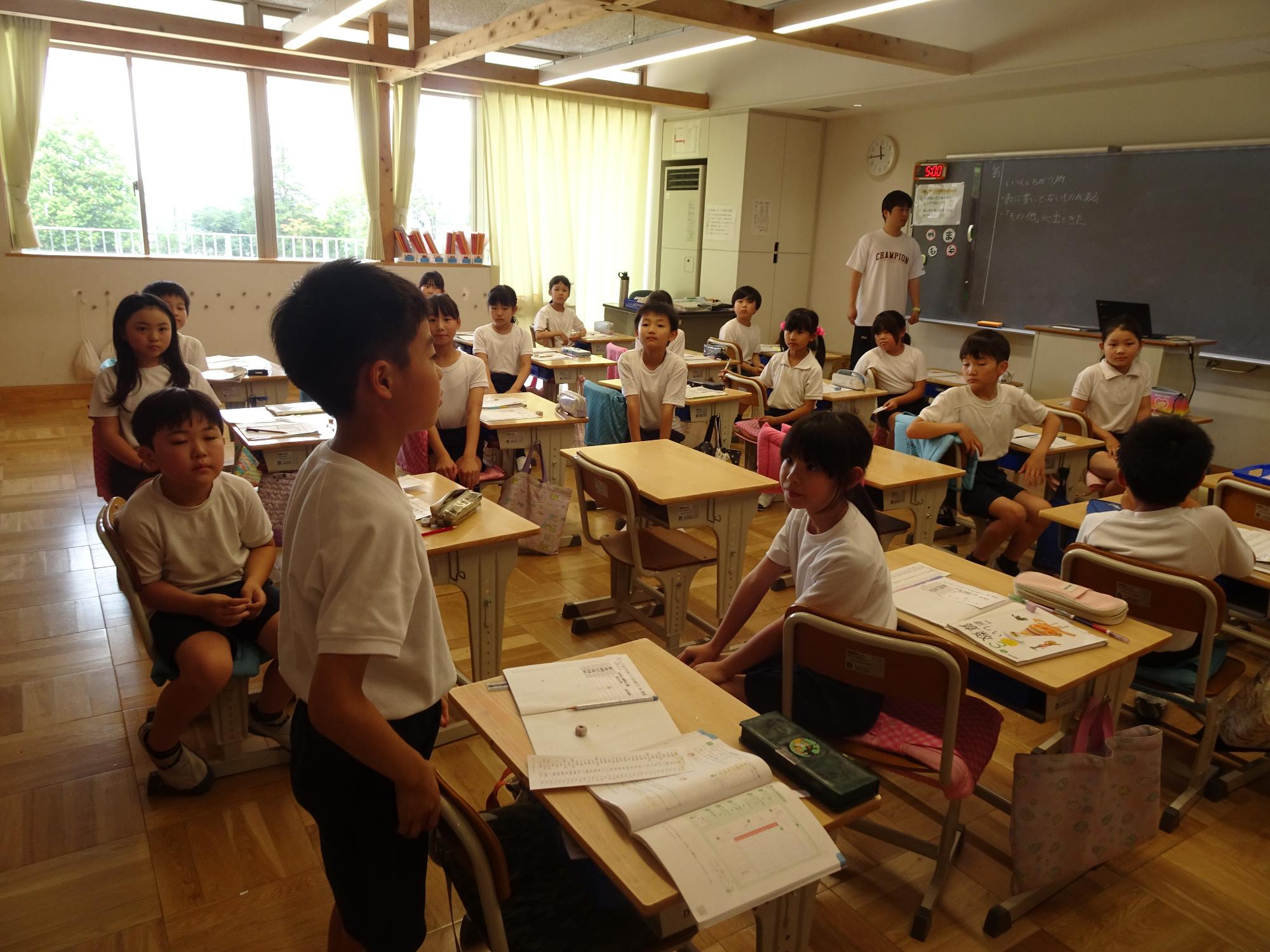 発言を聞く子ども