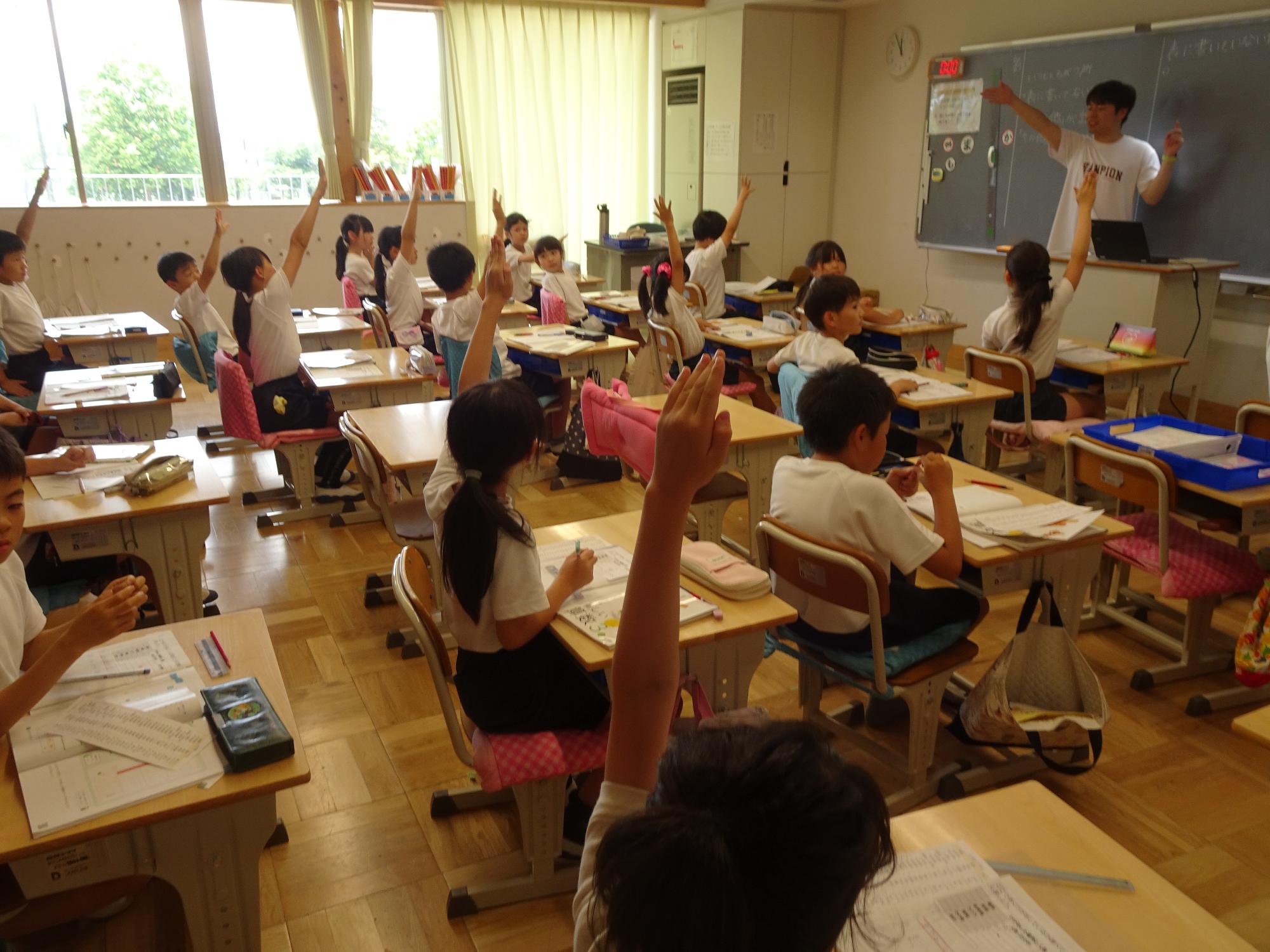 授業で挙手する子ども