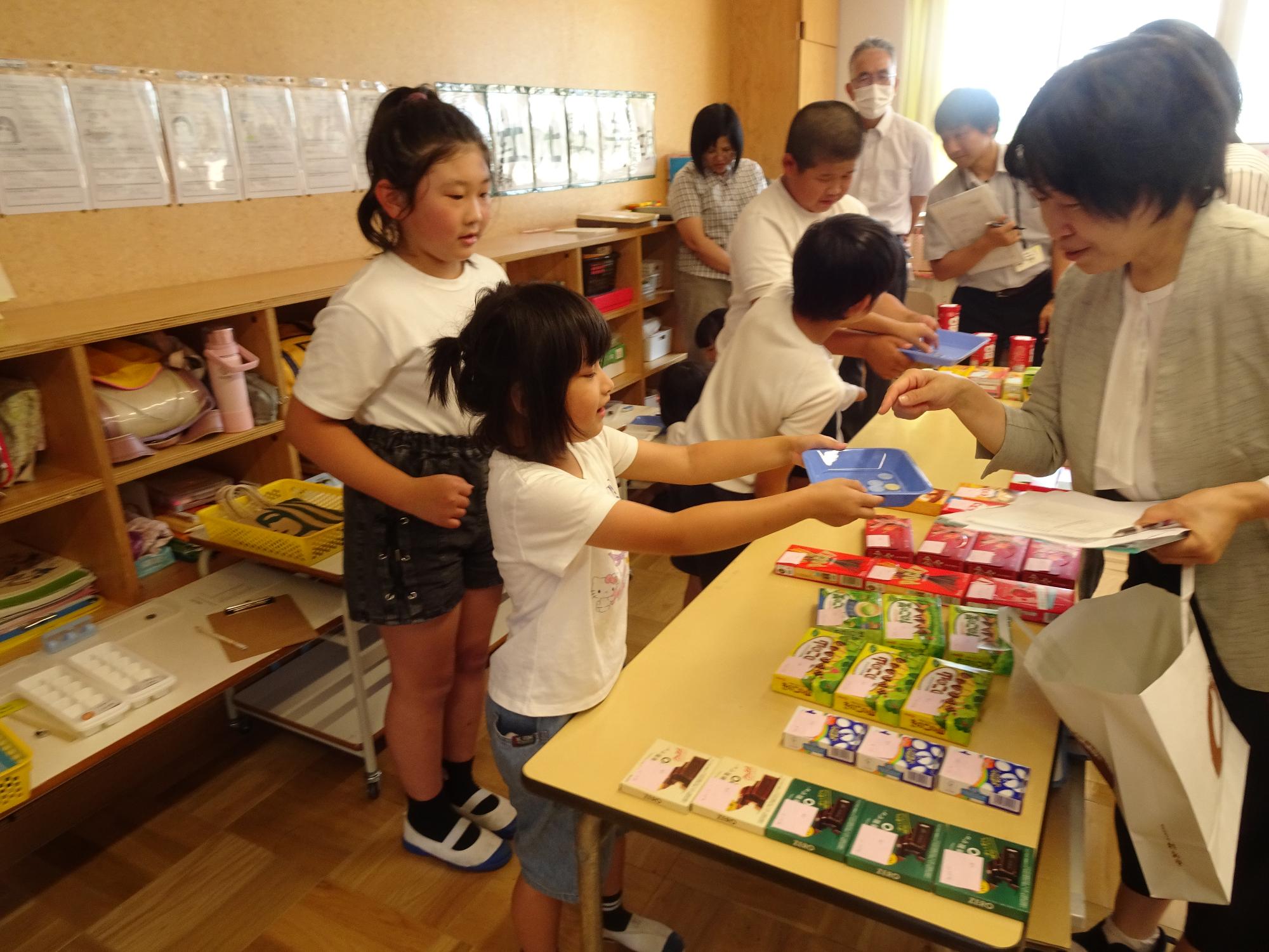 研究授業でおみせやさんごっこ