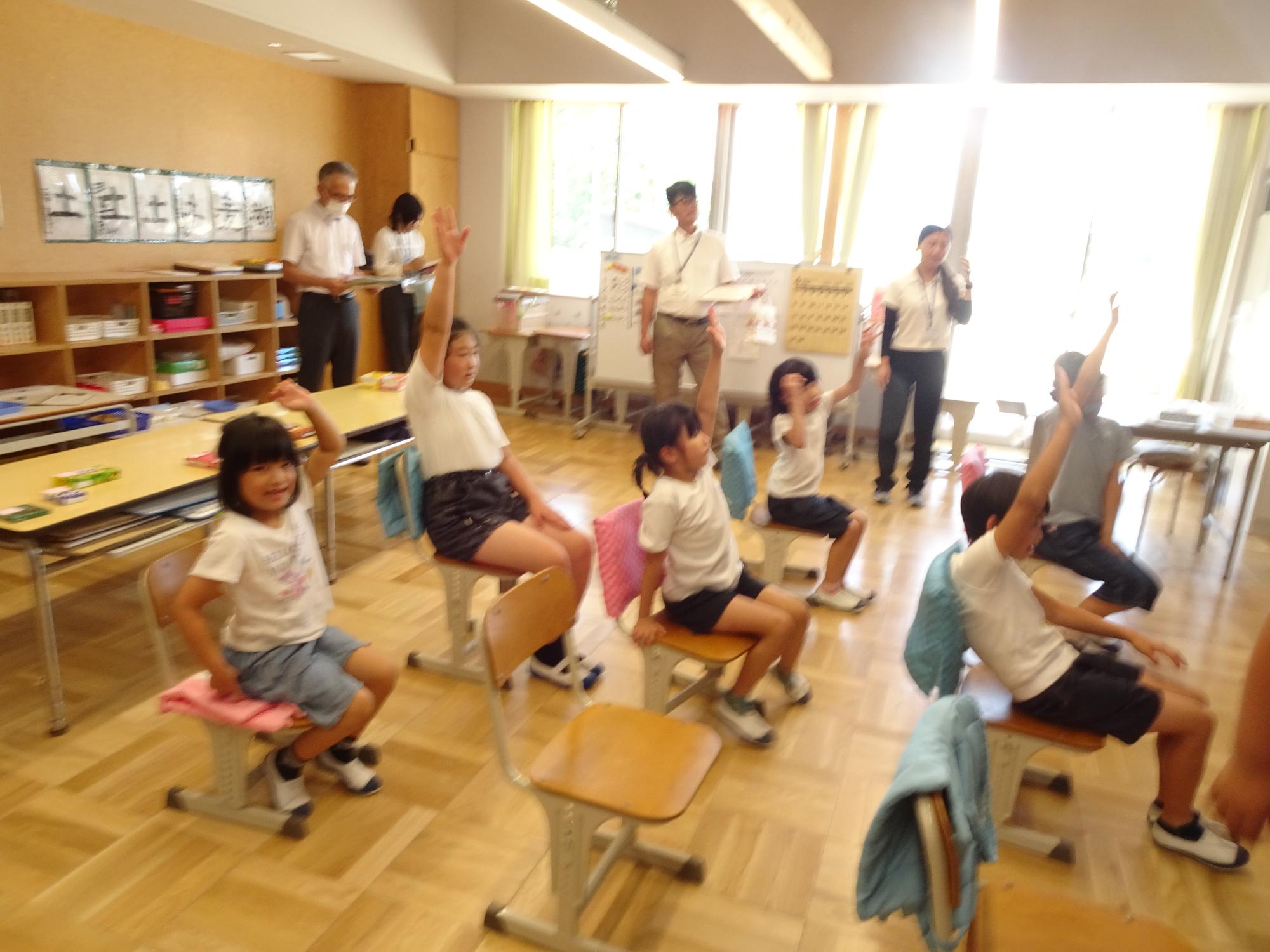 研究授業で挙手する子