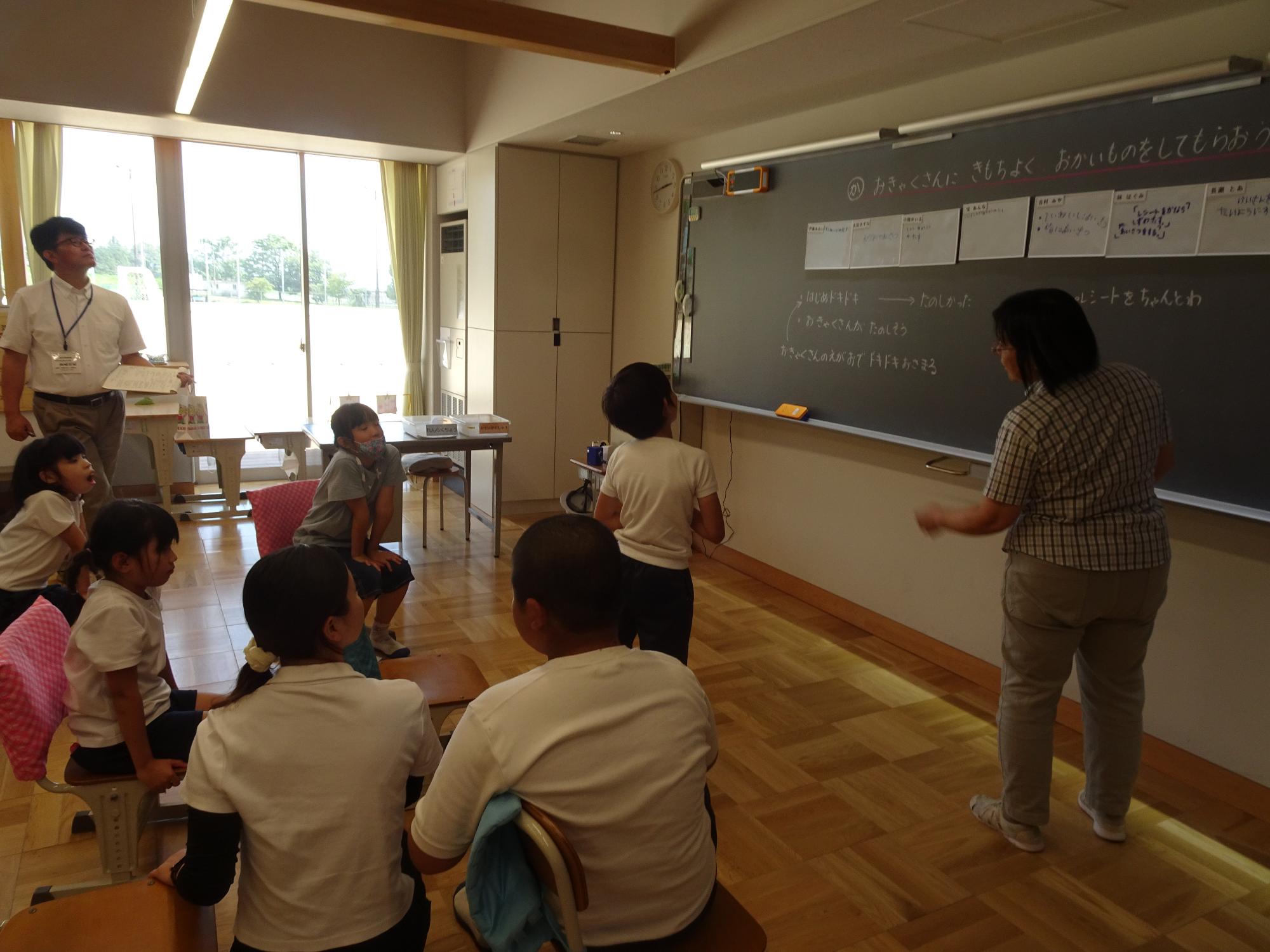 発言する子